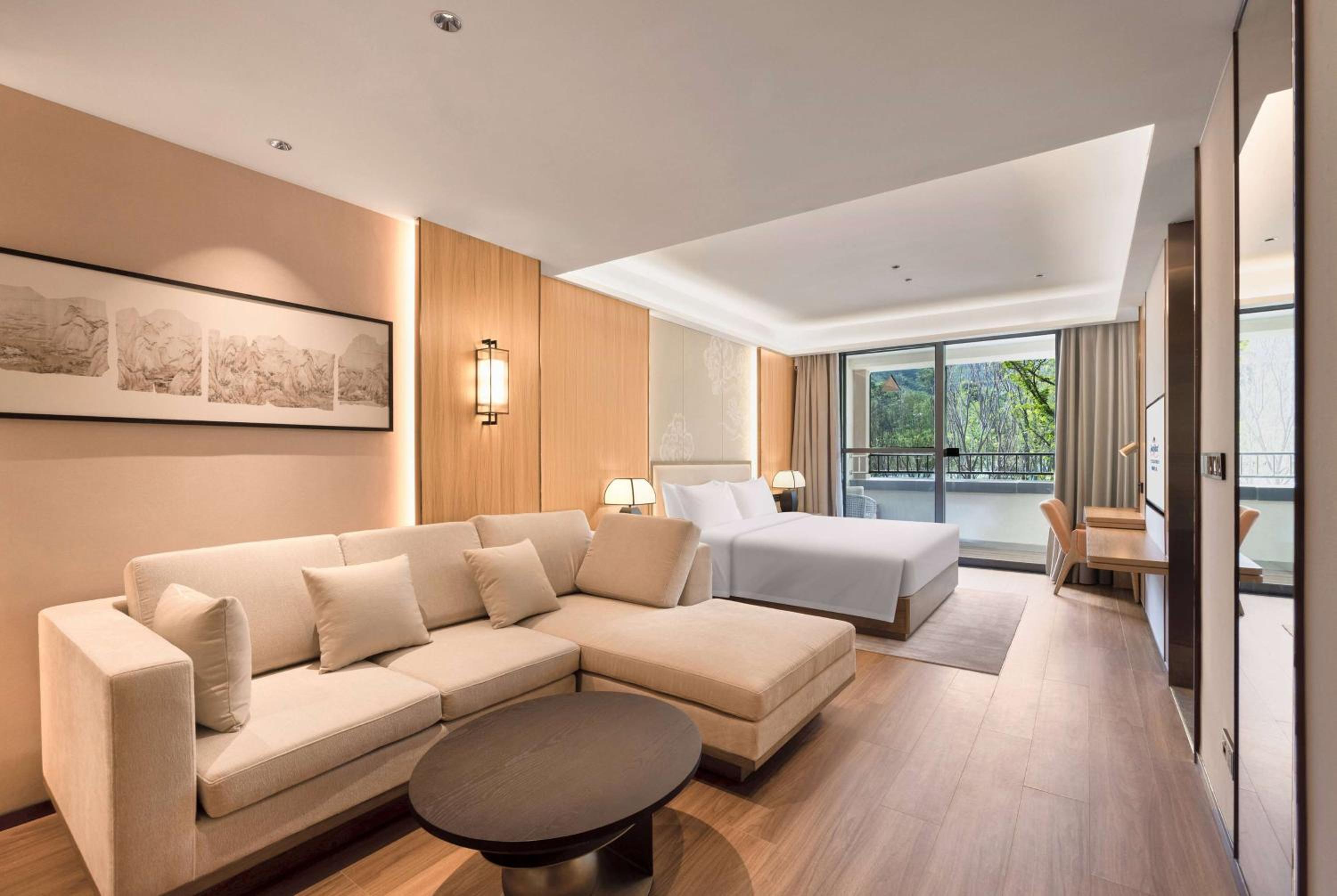 Deluxe King Room with Garden View photo 1