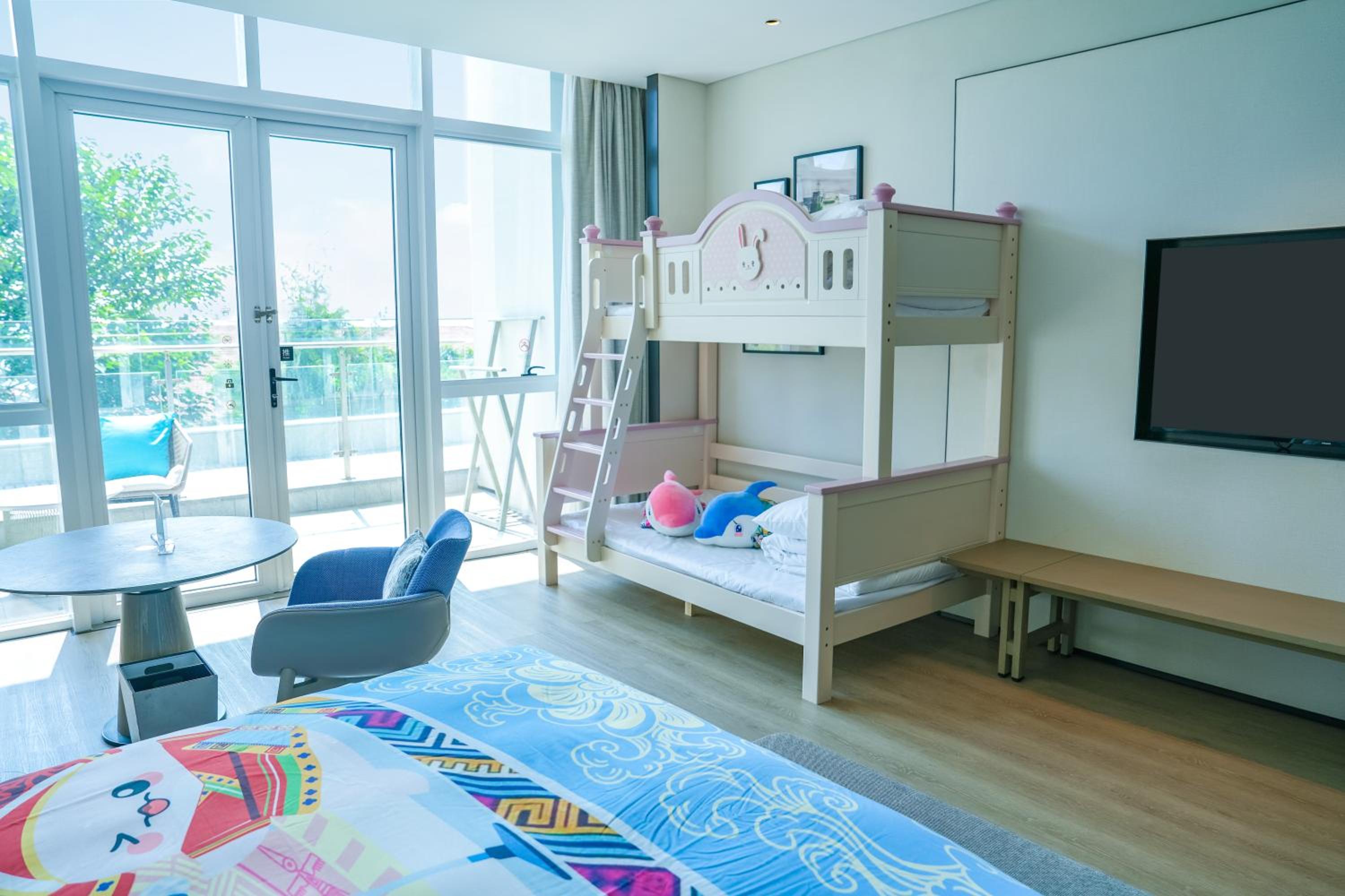 Deluxe Room (2 Adults + 1 Child)
