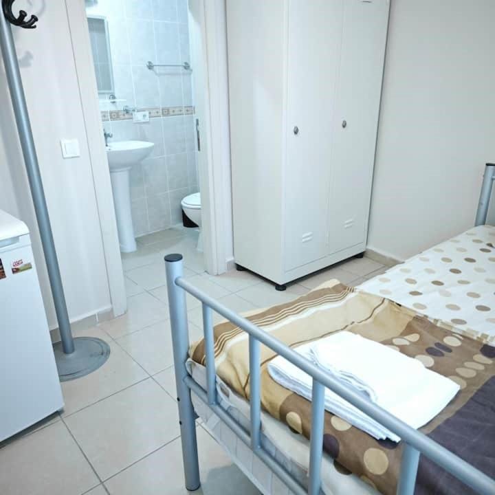 Single Room with Bathroom photo 2