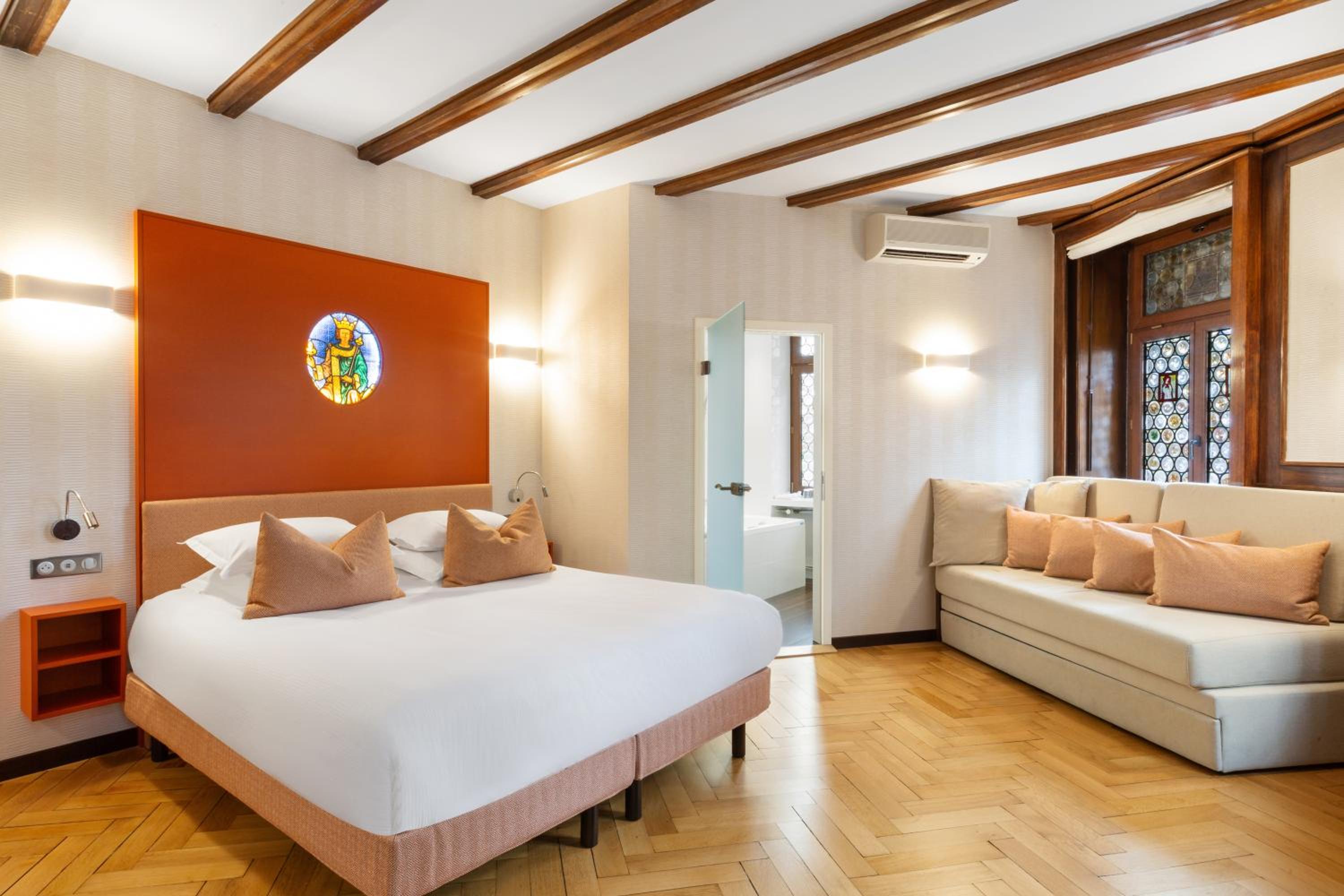 Large Premium Queen Room with Spa Bath - Non-Smoking