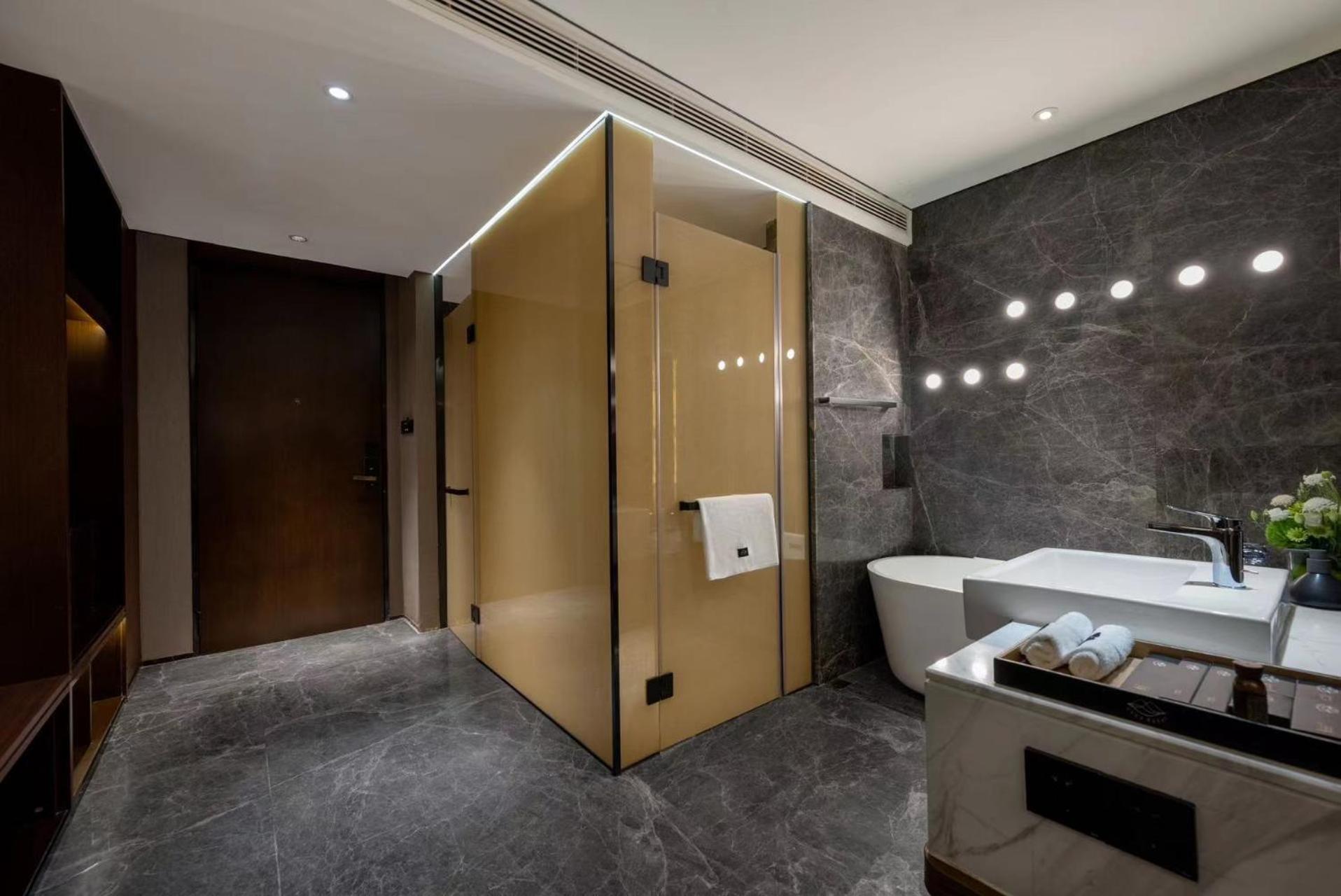 Deluxe King Room photo 2