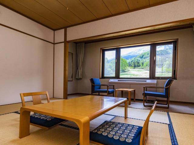 Japanese-Style Family Room with Mountain View - Non-Smoking