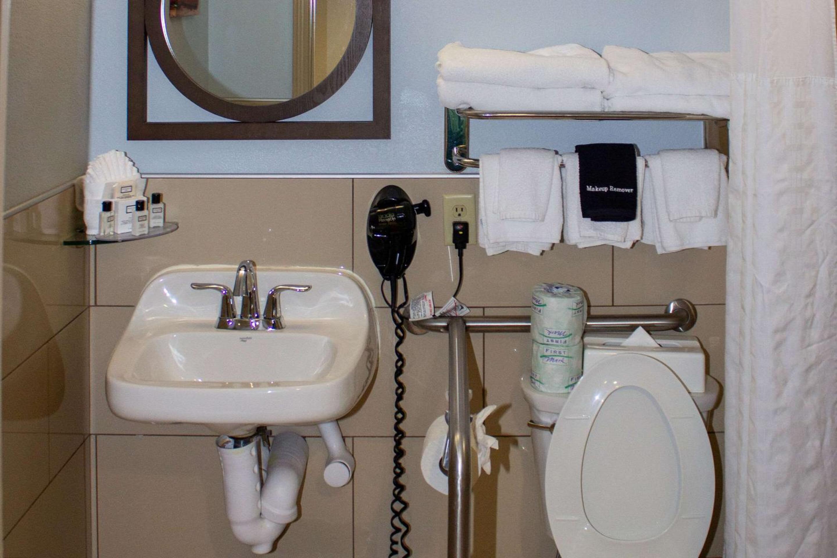 Queen Room with Two Queen Beds - Accessible/Non-Smoking  photo 3