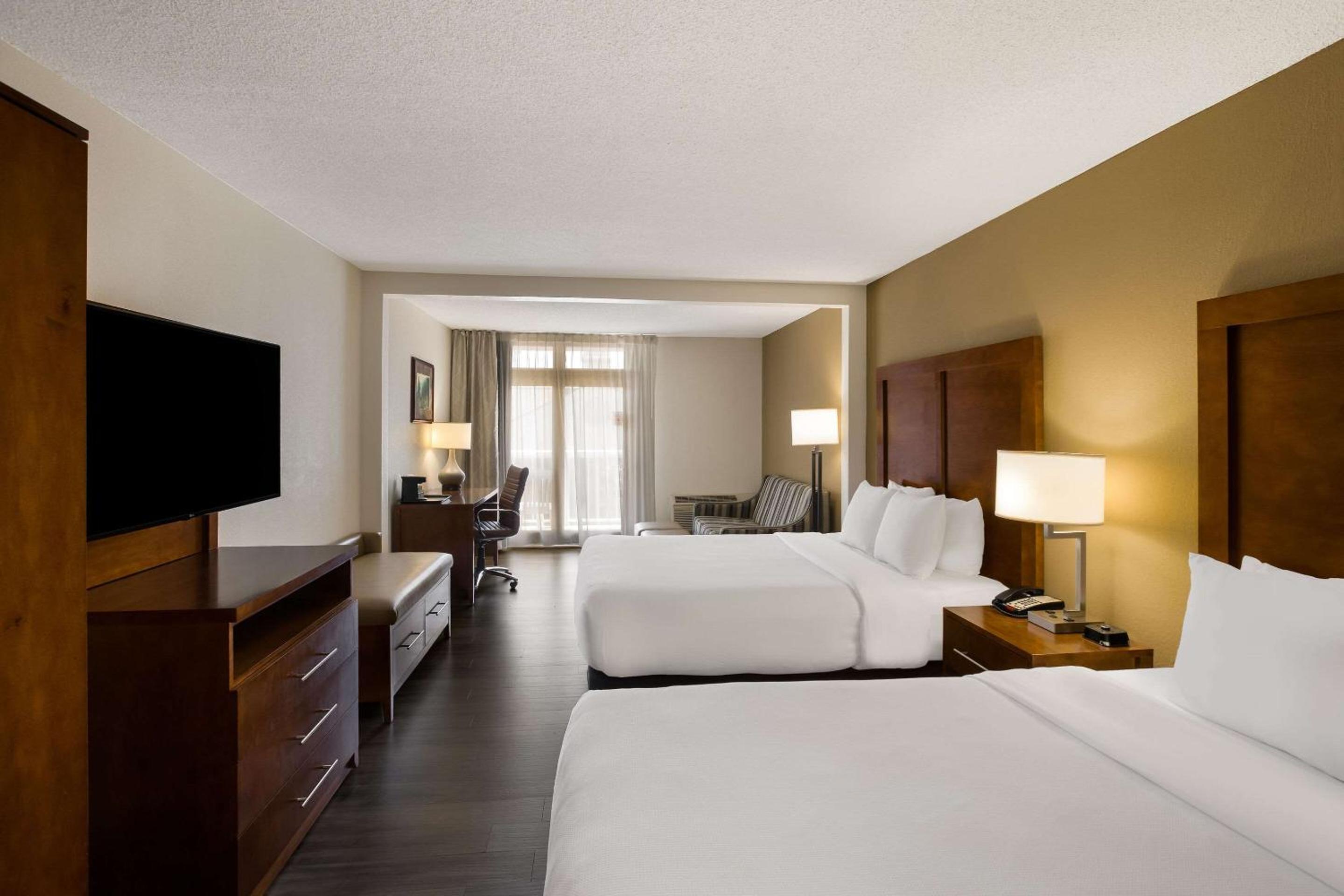 Superior Queen Room with Two Queen Beds - Non-Smoking photo 2