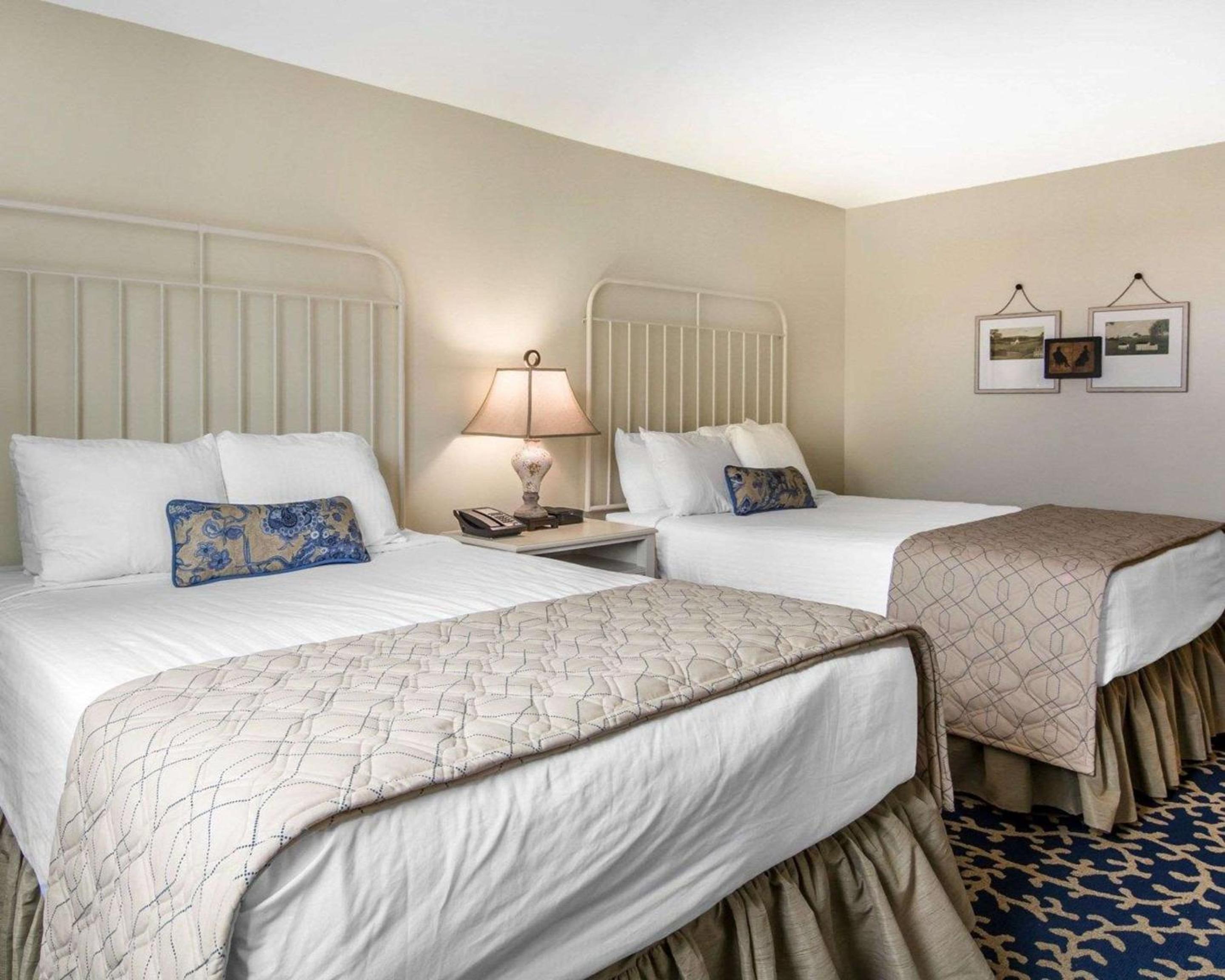 Queen Room with Two Queen Beds - Non-Smoking - Photo 1