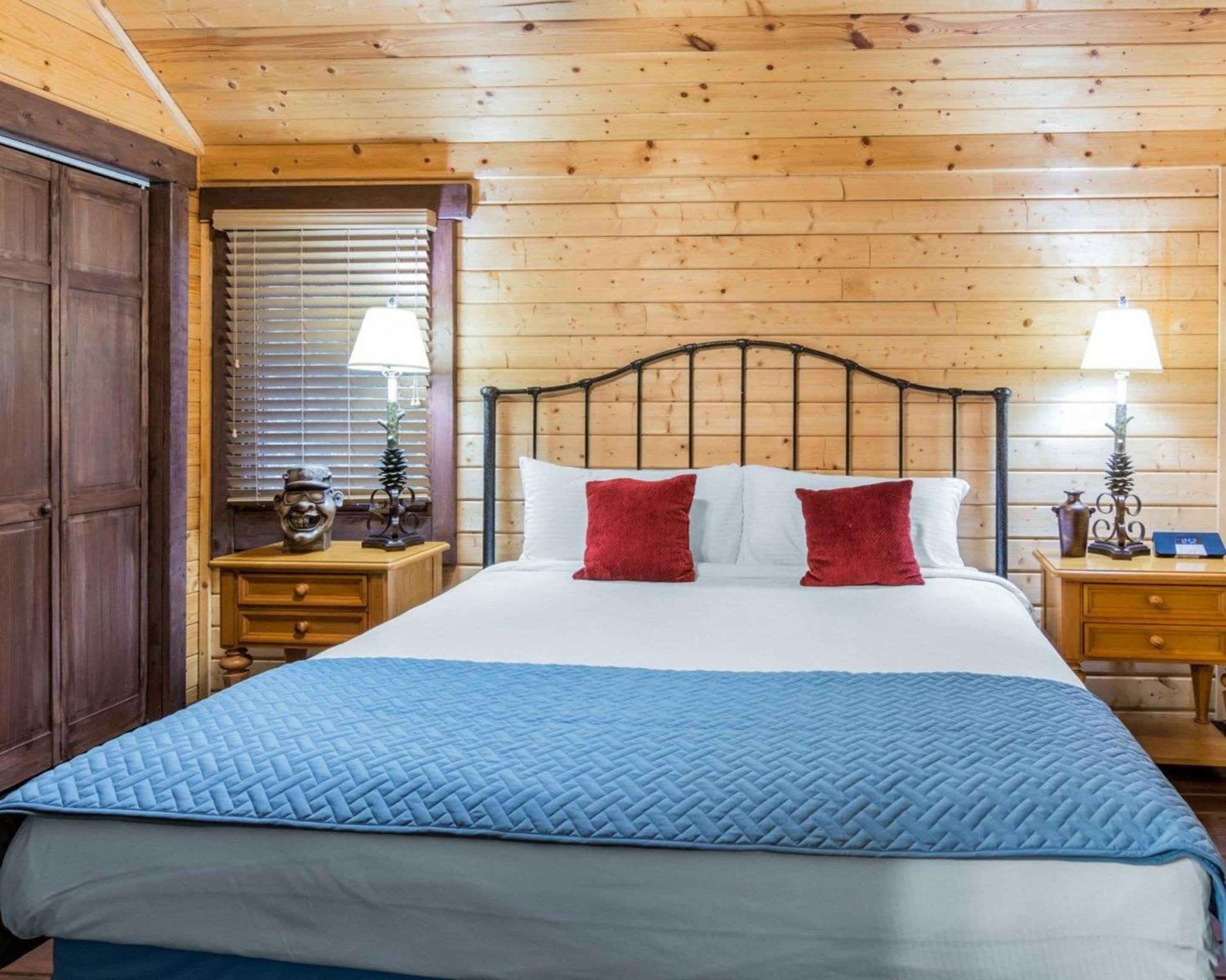 Two-Bedroom Cabin with Fireplace photo 2