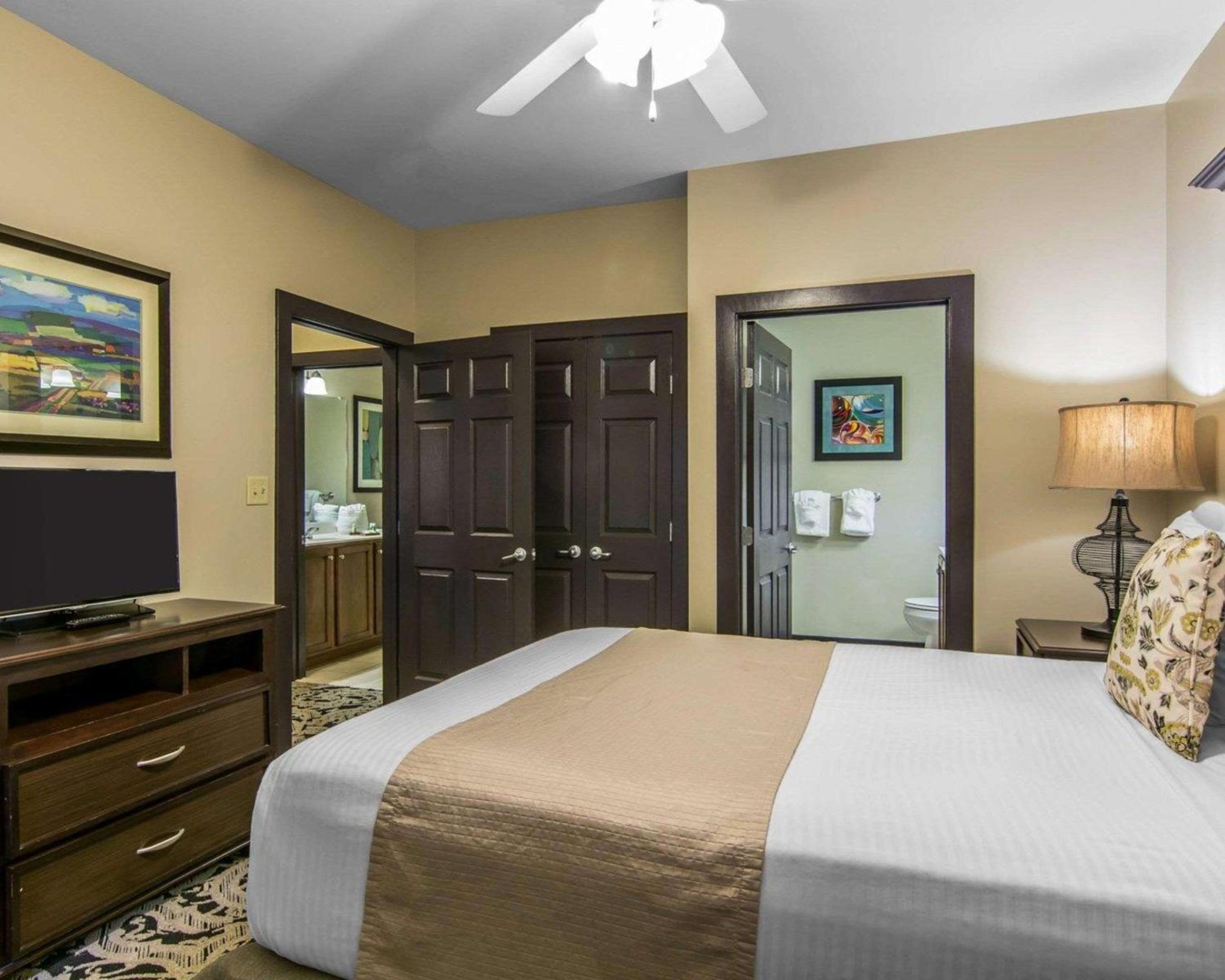 Queen Suite - Accessible/Non-Smoking