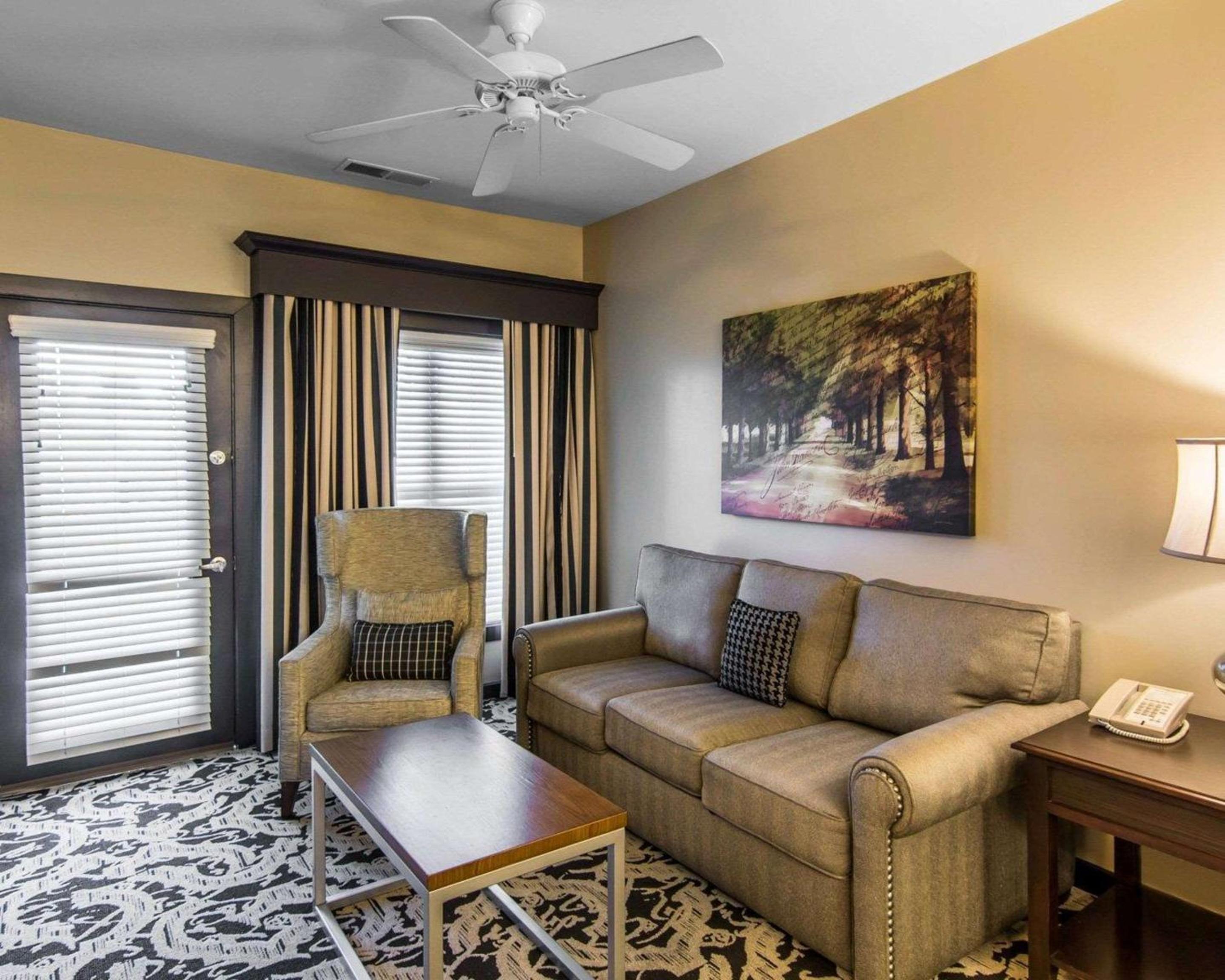 Queen Suite - Accessible/Non-Smoking photo 3