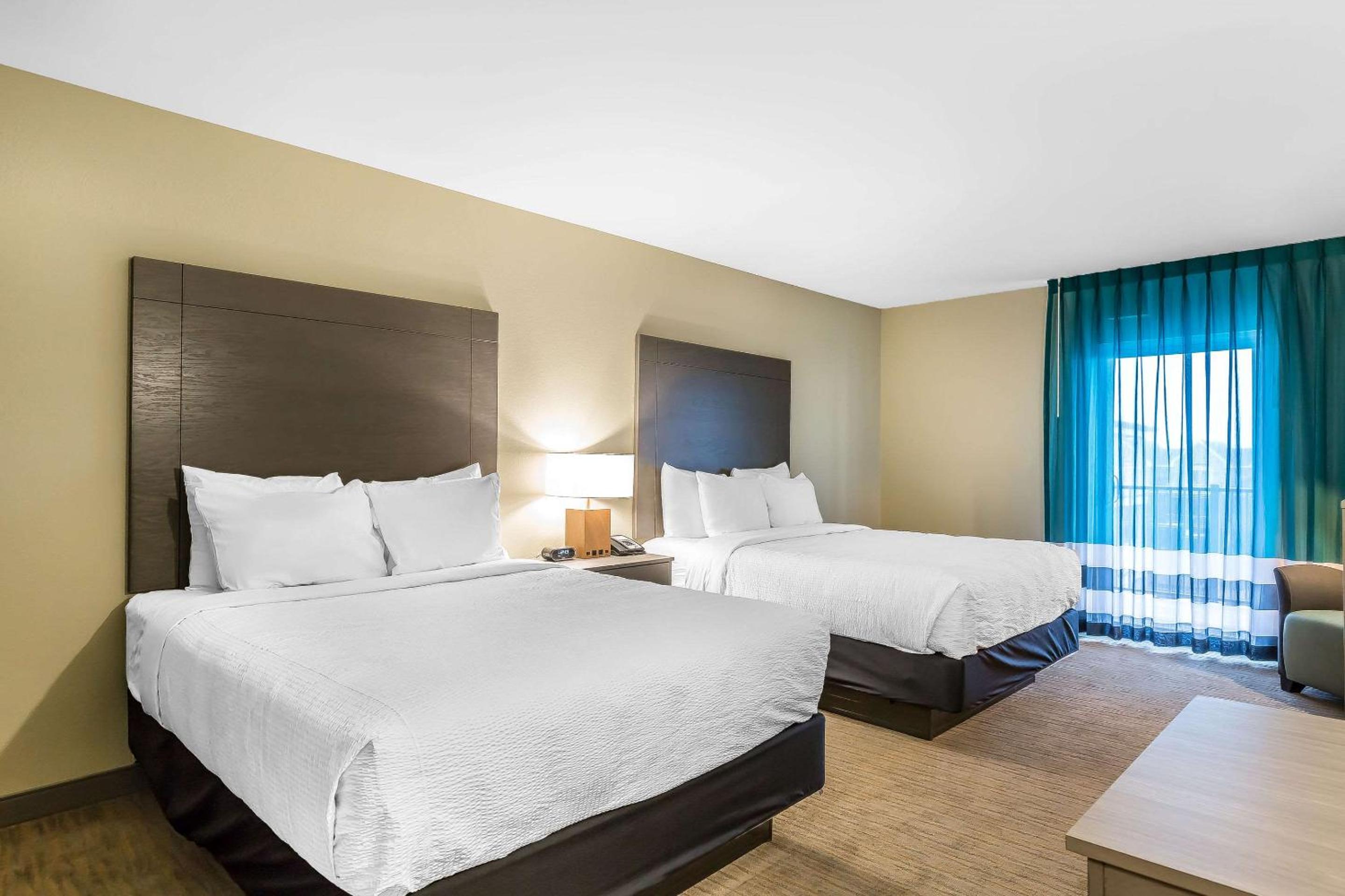 Deluxe Queen Room with Two Queen Beds and Bay View - Non-Smoking photo 1