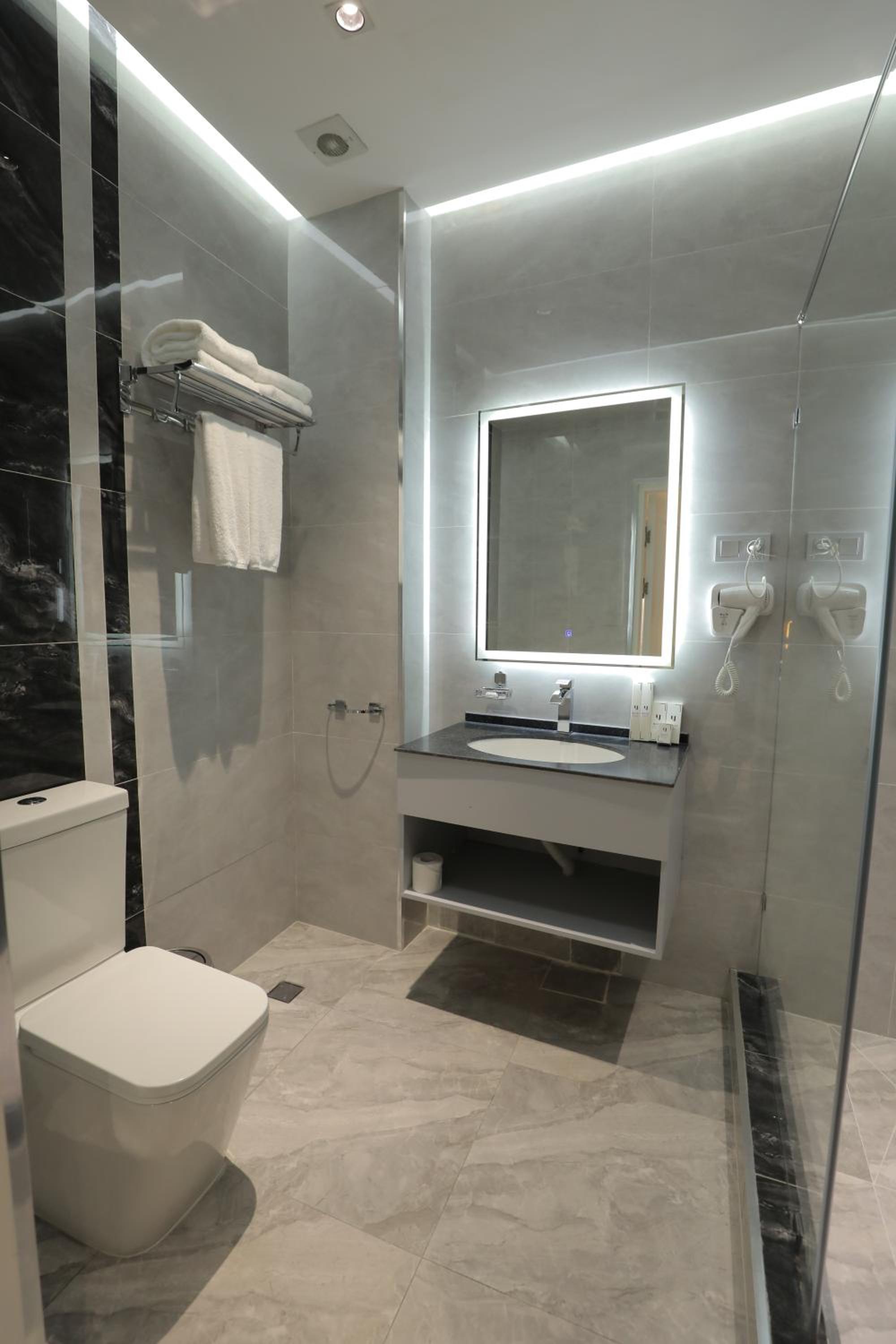 Standard Twin Room - Photo 8