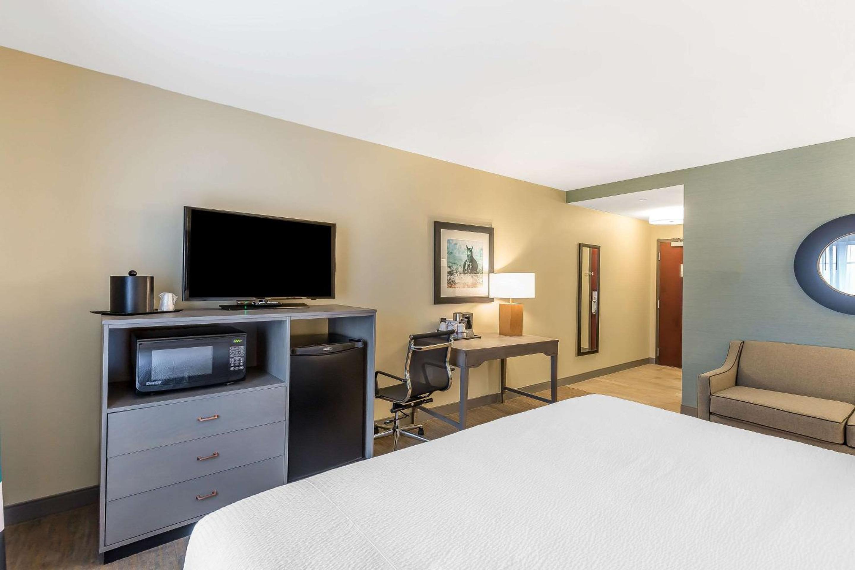 Deluxe King Room with Balcony and Bay View photo 2
