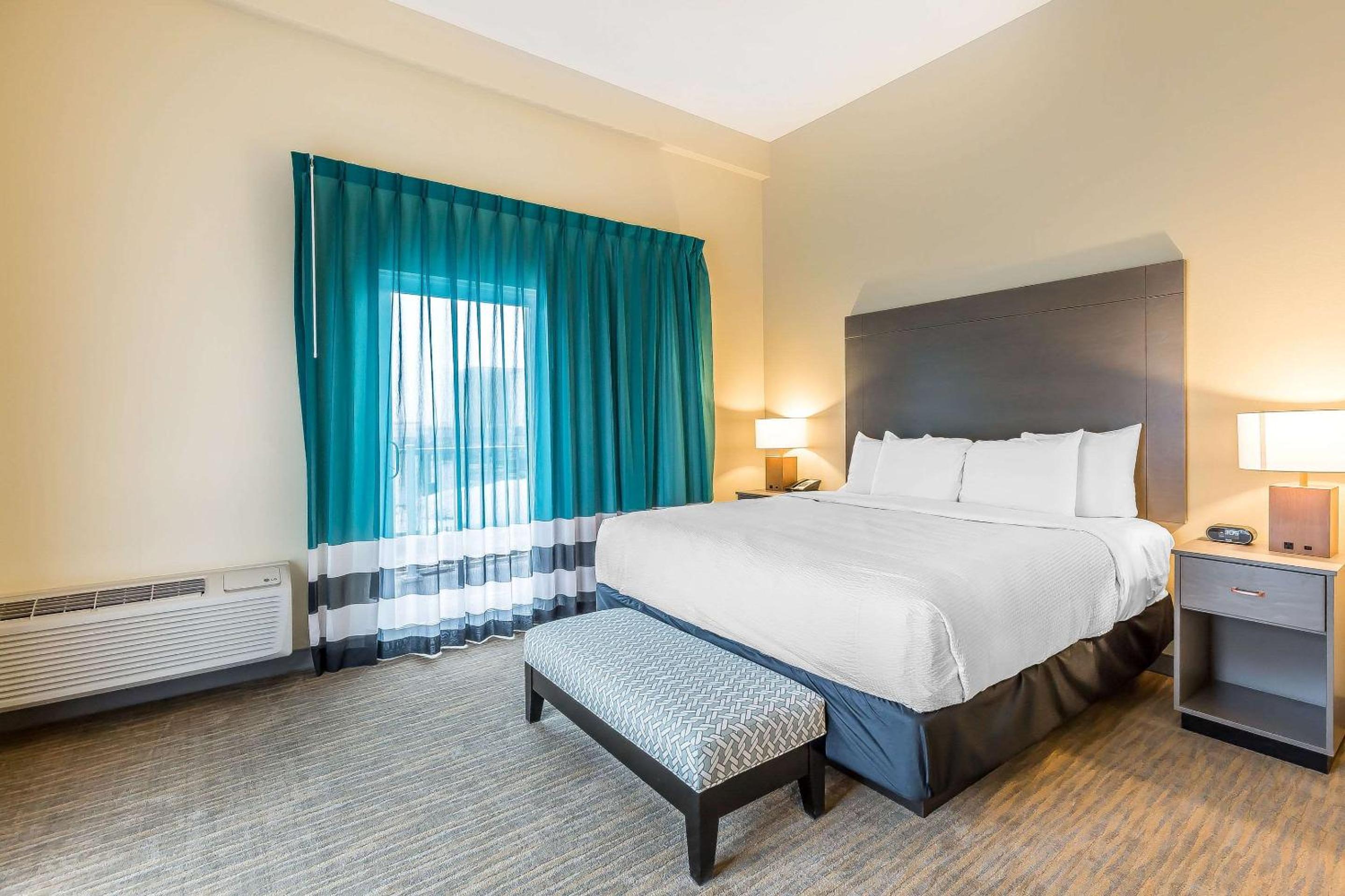 Deluxe King Room with Balcony and Bay View photo 1