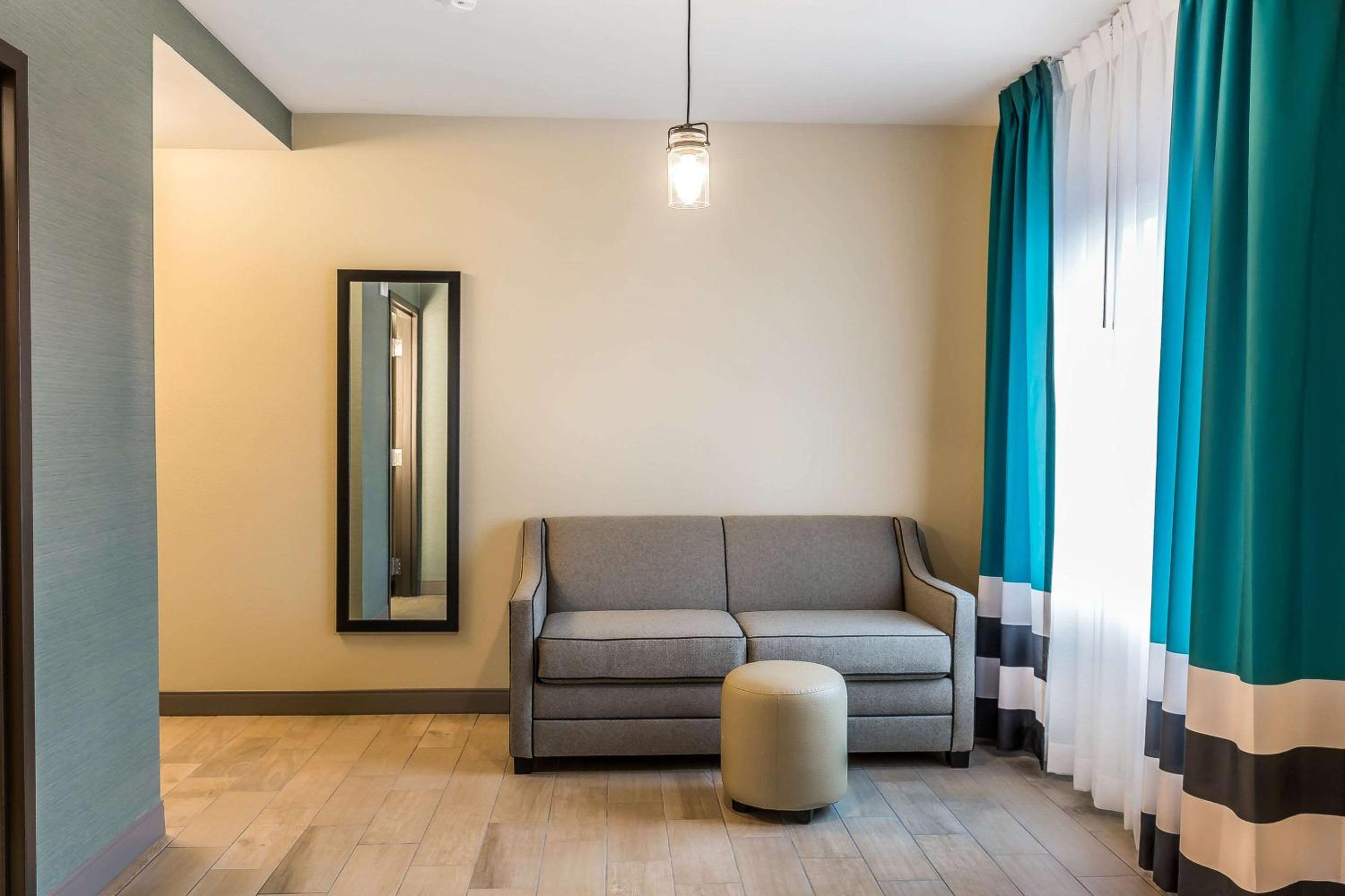 Queen Suite with Two Queen Beds and Sofa Bed - Non-Smoking photo 3