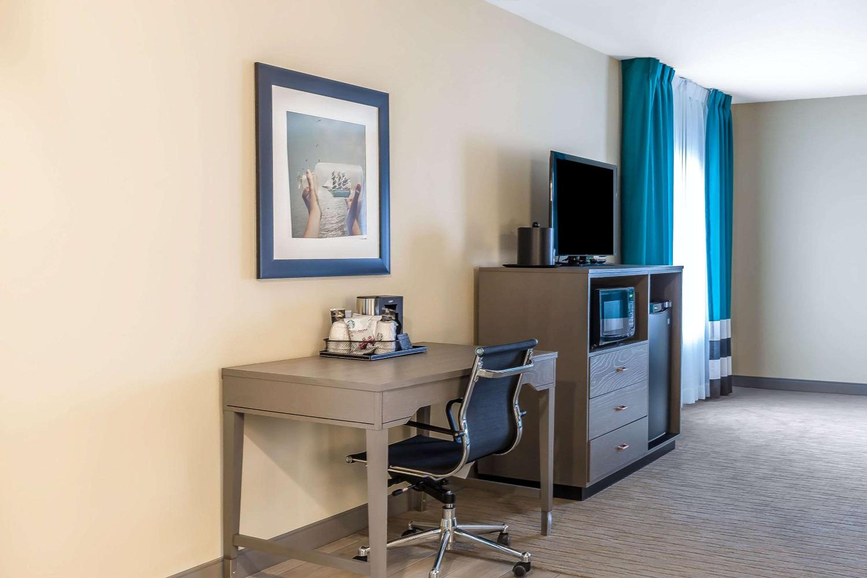 Queen Suite with Two Queen Beds and Sofa Bed - Non-Smoking photo 1