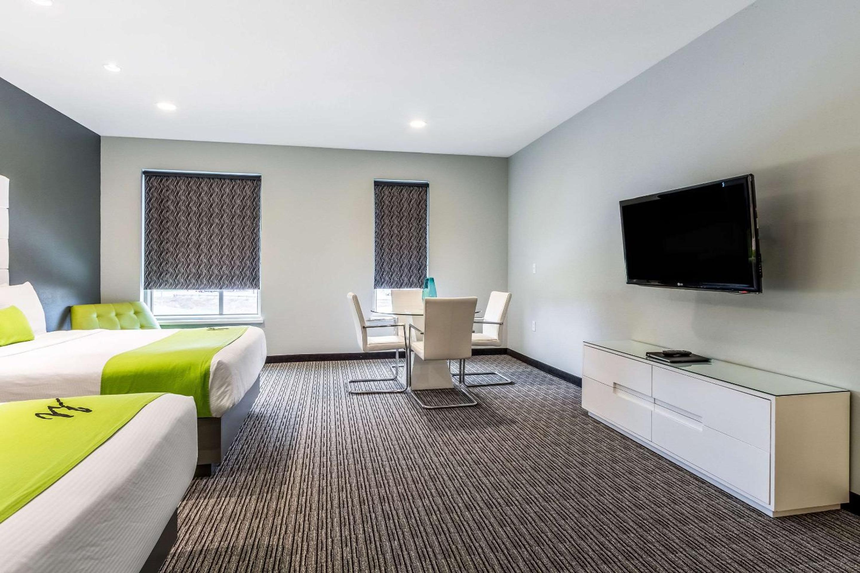 Queen Room with Two Queen Beds - Non-Smoking photo 2