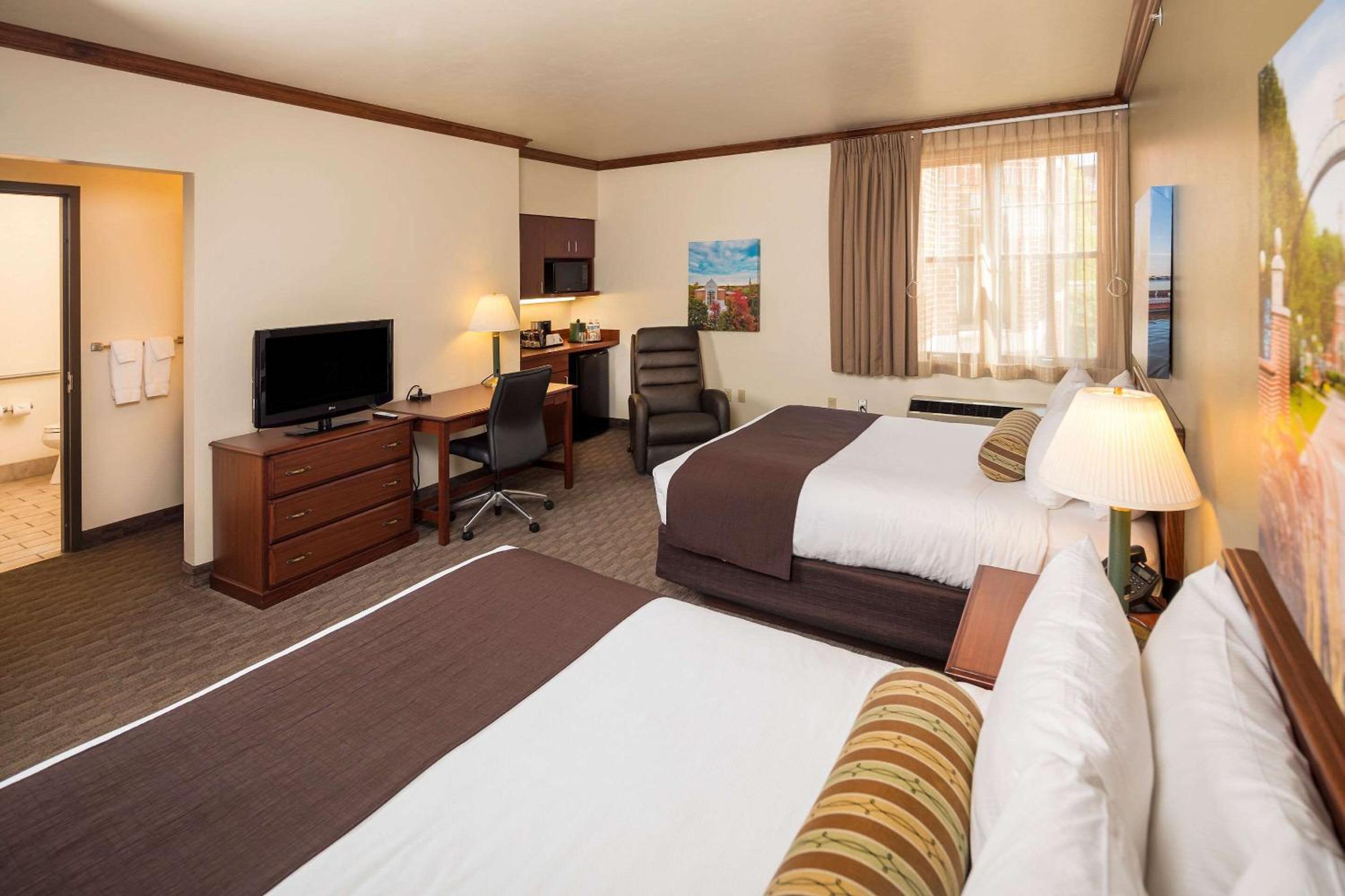 Queen Suite with Two Queen Beds - Accessible/Non-Smoking - Photo 1