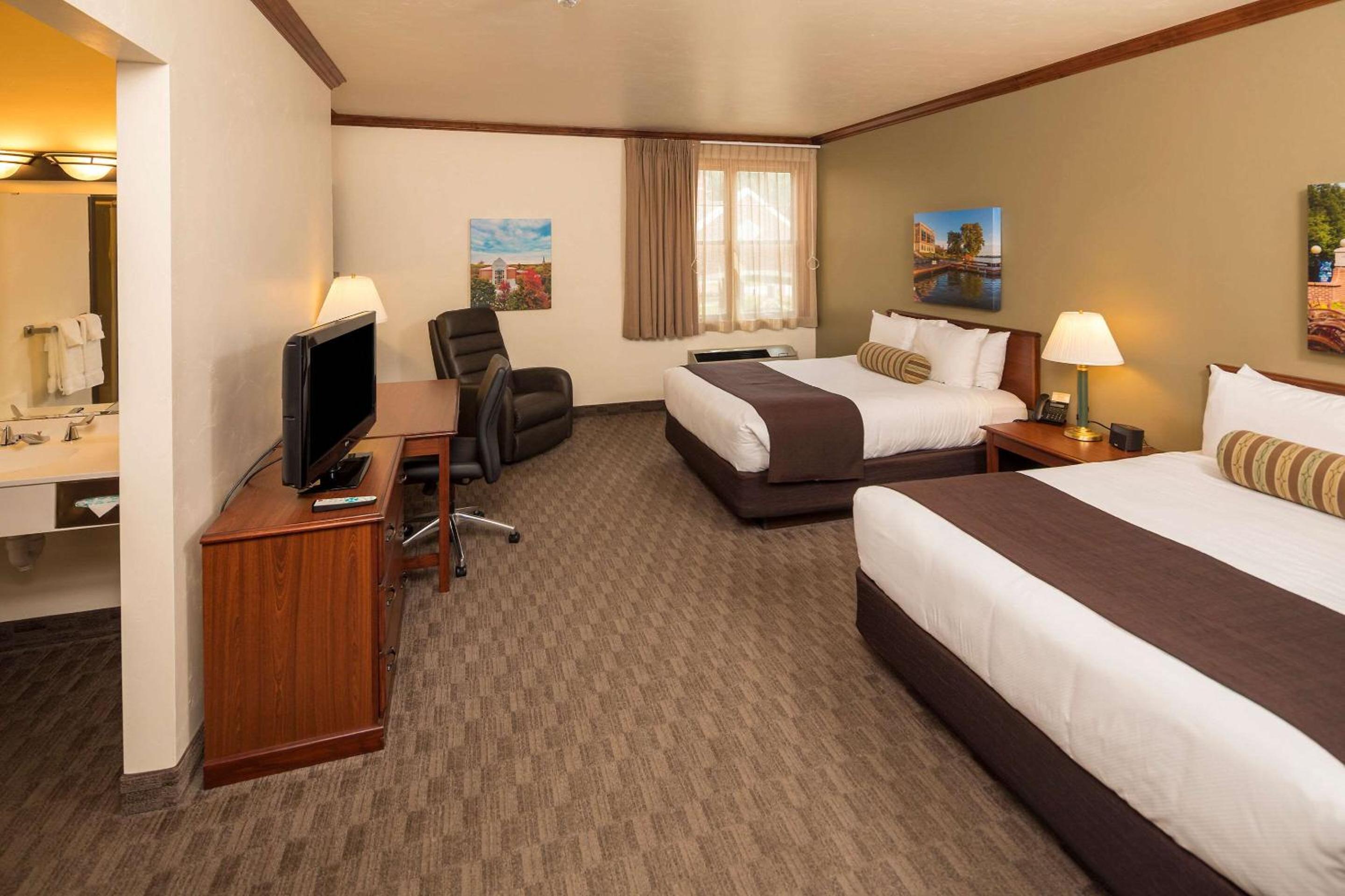 Queen Suite with Two Queen Beds - Accessible/Non-Smoking - Photo 2