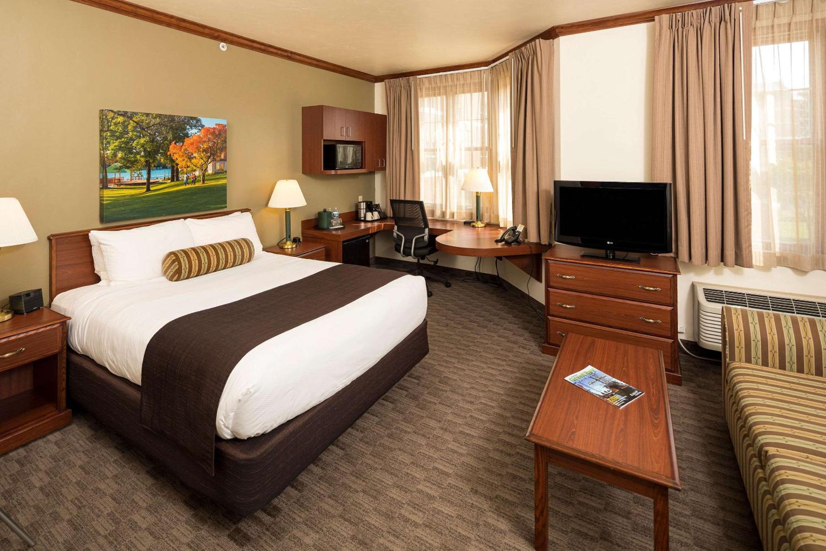 Queen Suite with Sofa Bed - Non-Smoking - Photo 1