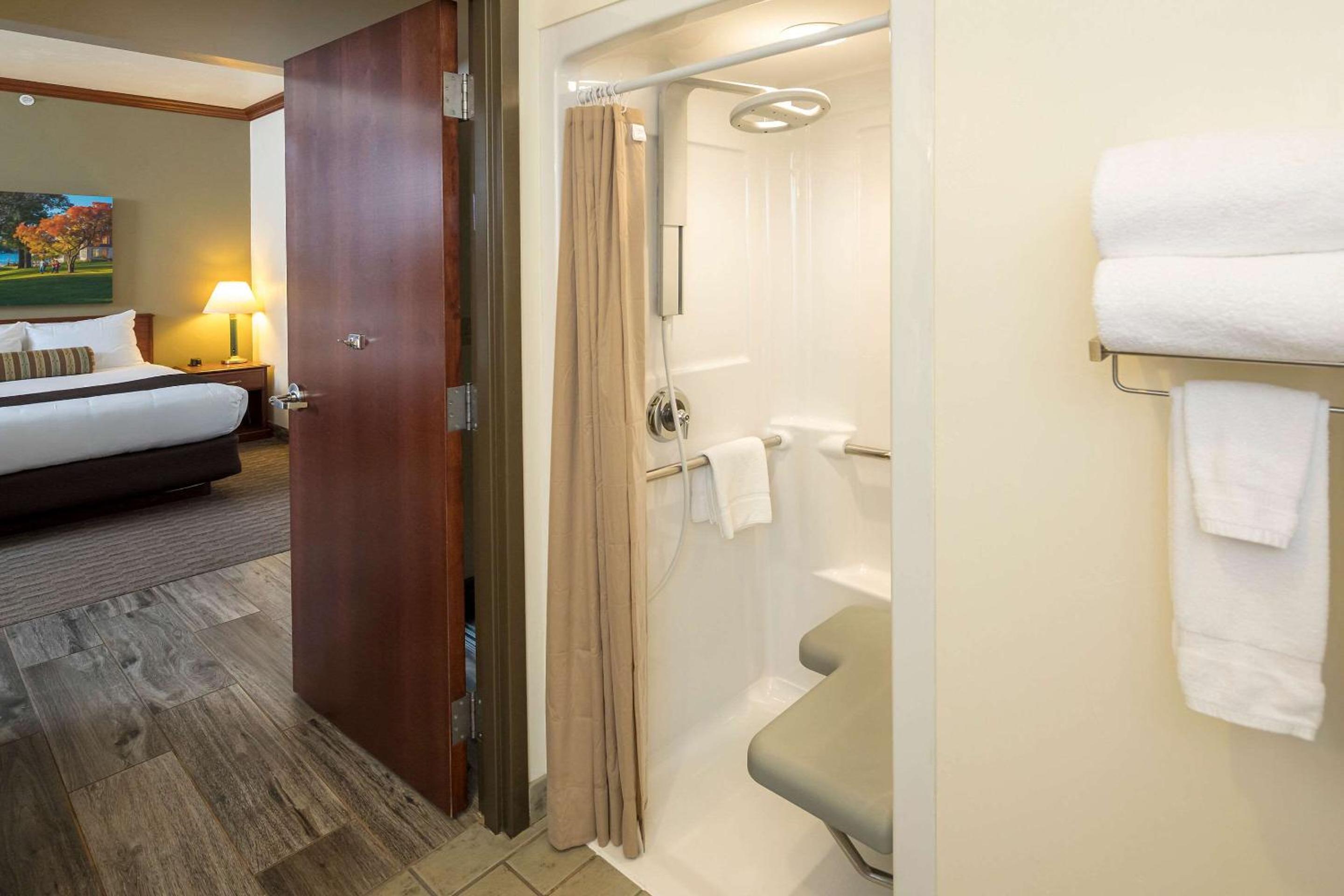 Queen Suite with Two Queen Beds - Accessible/Non-Smoking - Photo 3