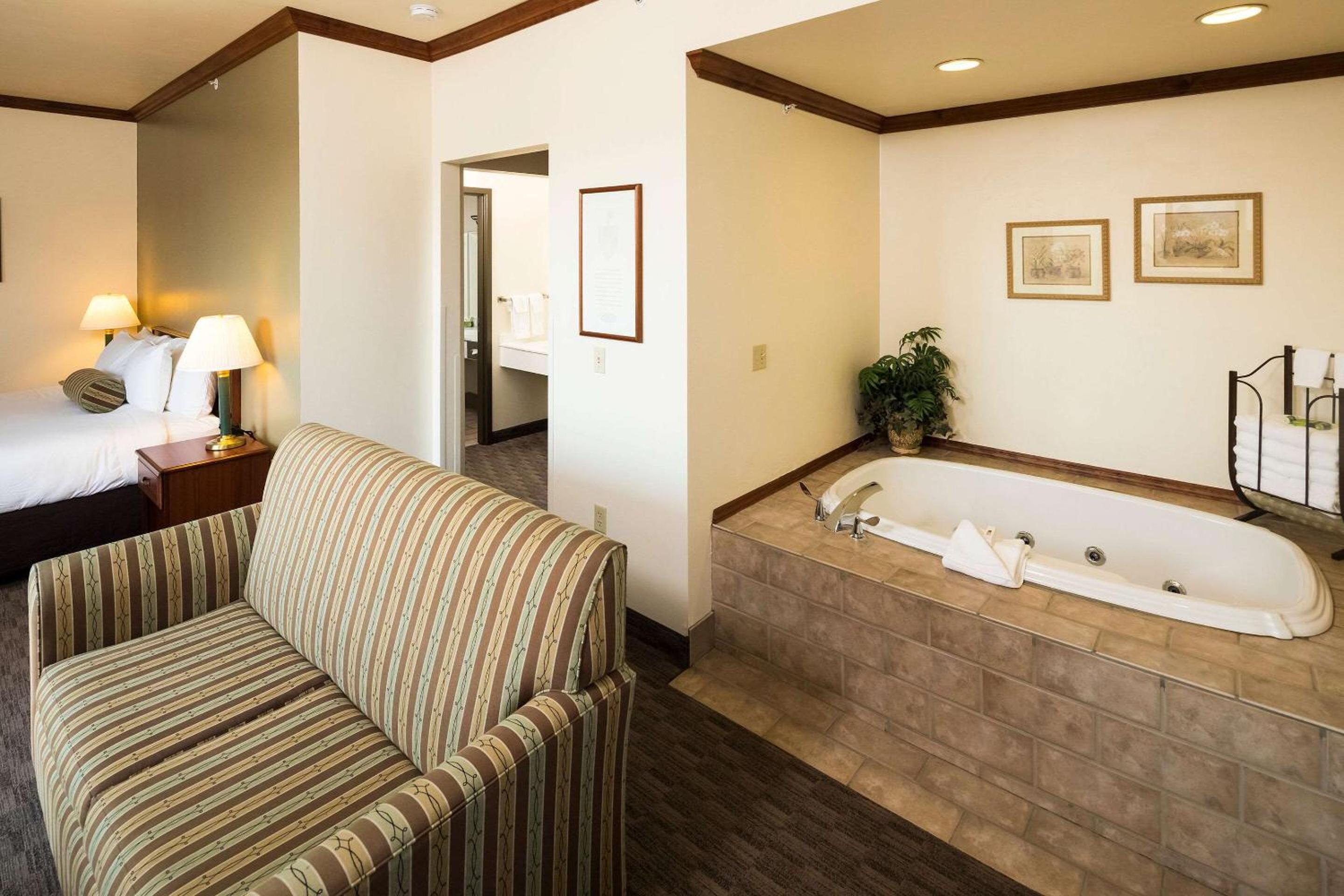 Superior King Suite with Whirlpool - Non-Smoking
