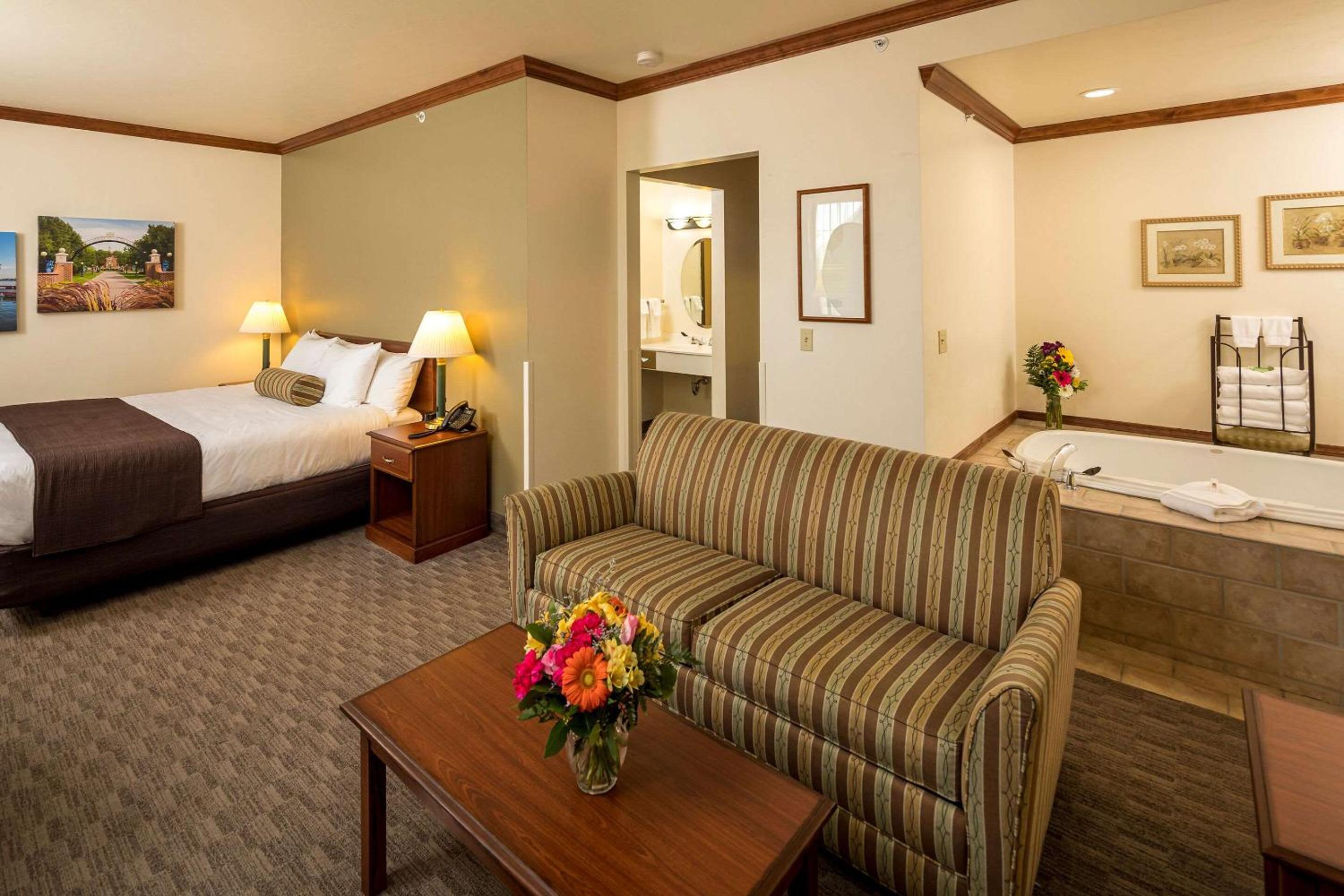 Superior King Suite with Whirlpool - Non-Smoking photo 2