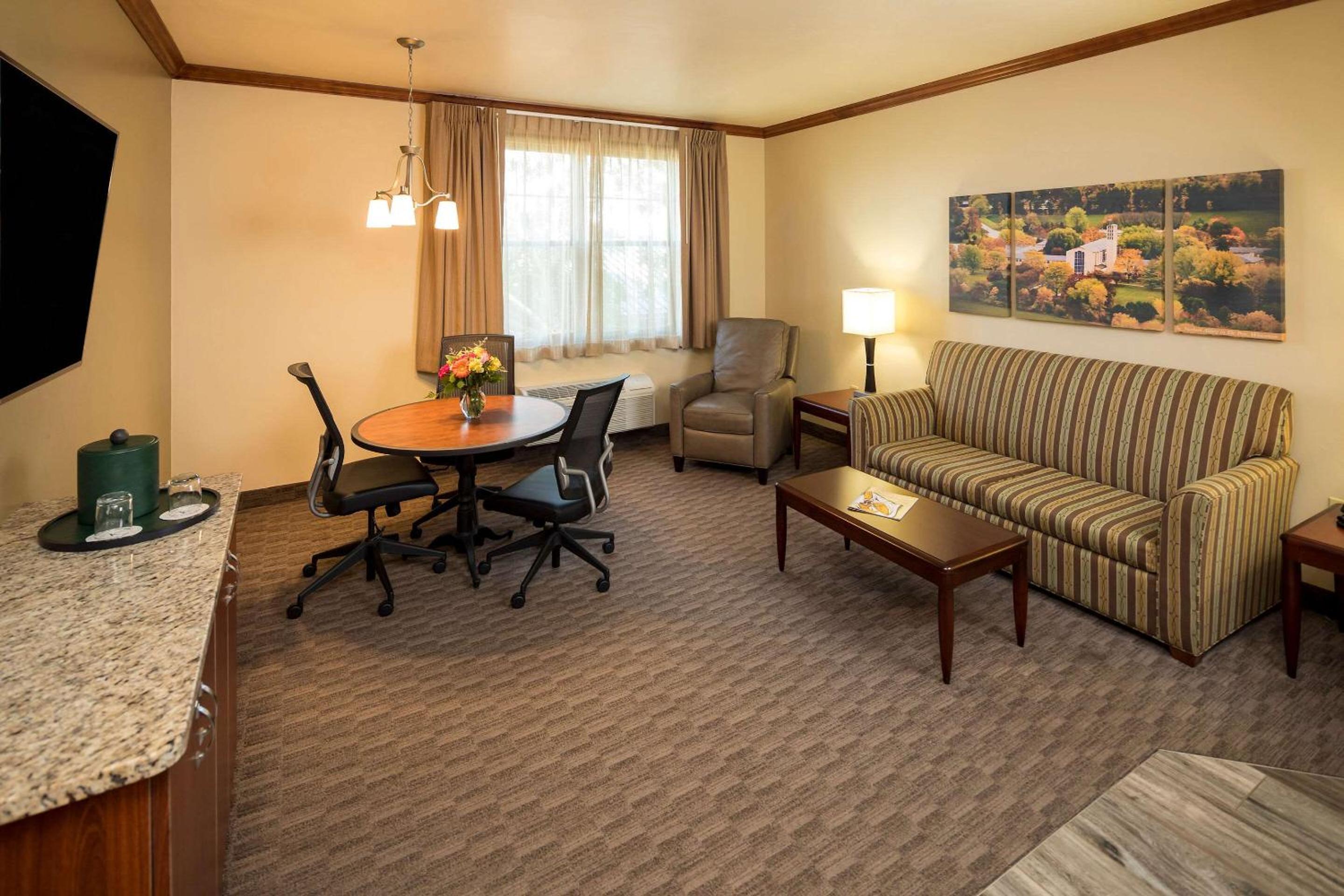 Superior King Suite - Non-Smoking - Photo 4
