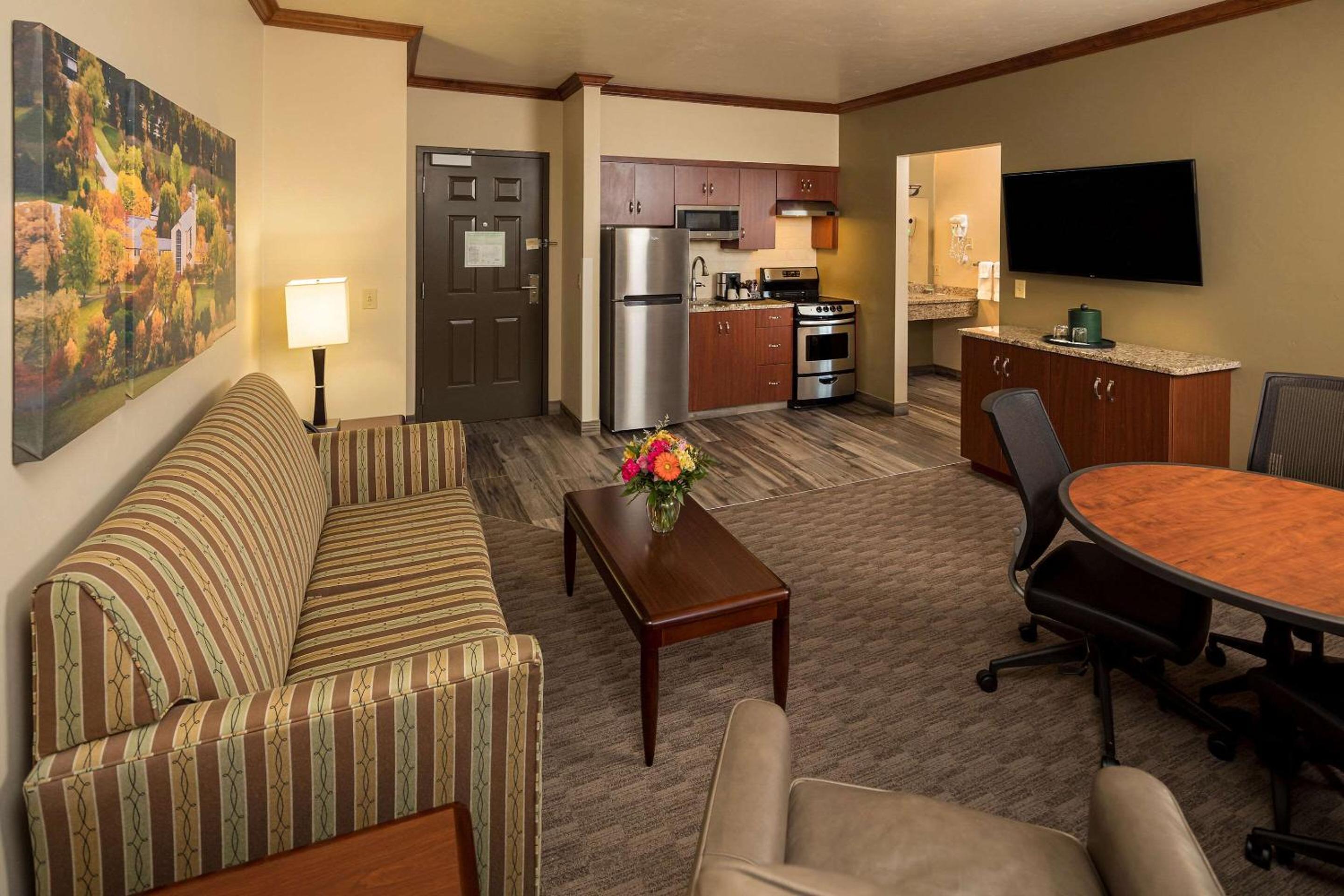 Superior King Suite - Non-Smoking - Photo 2