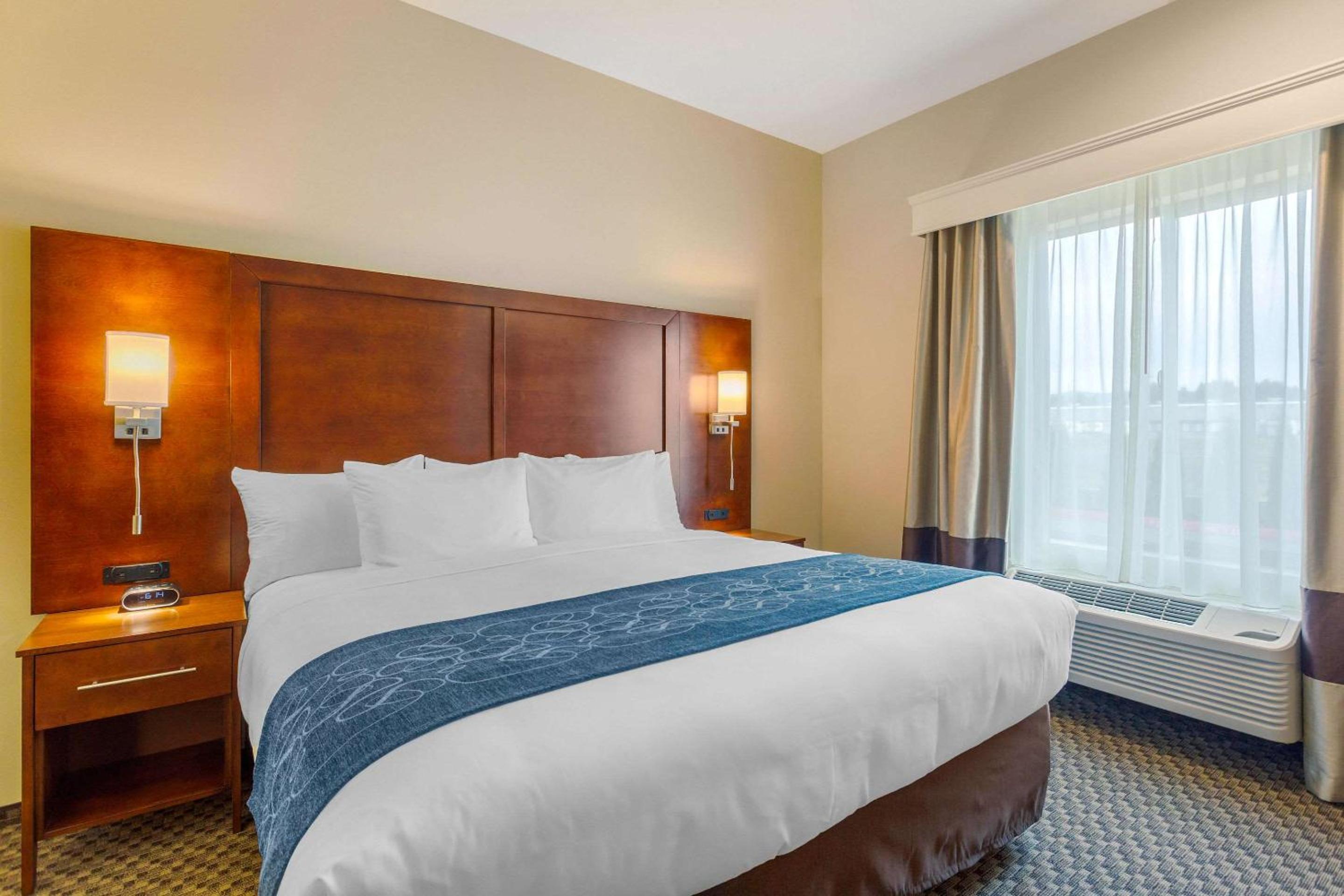 King Suite - Accessible/Non-Smoking - Photo 1