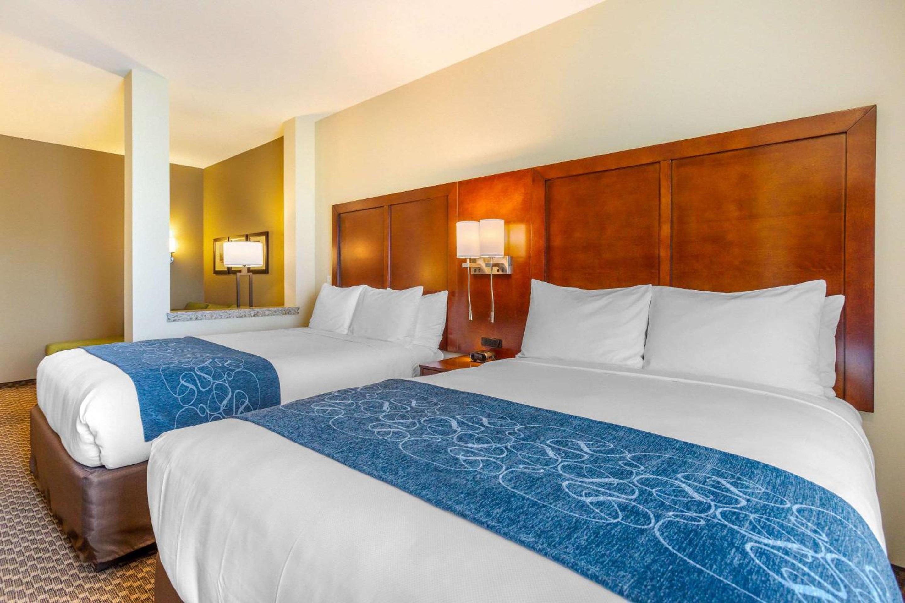Queen Room with Two Queen Beds and Sofa Bed photo 1