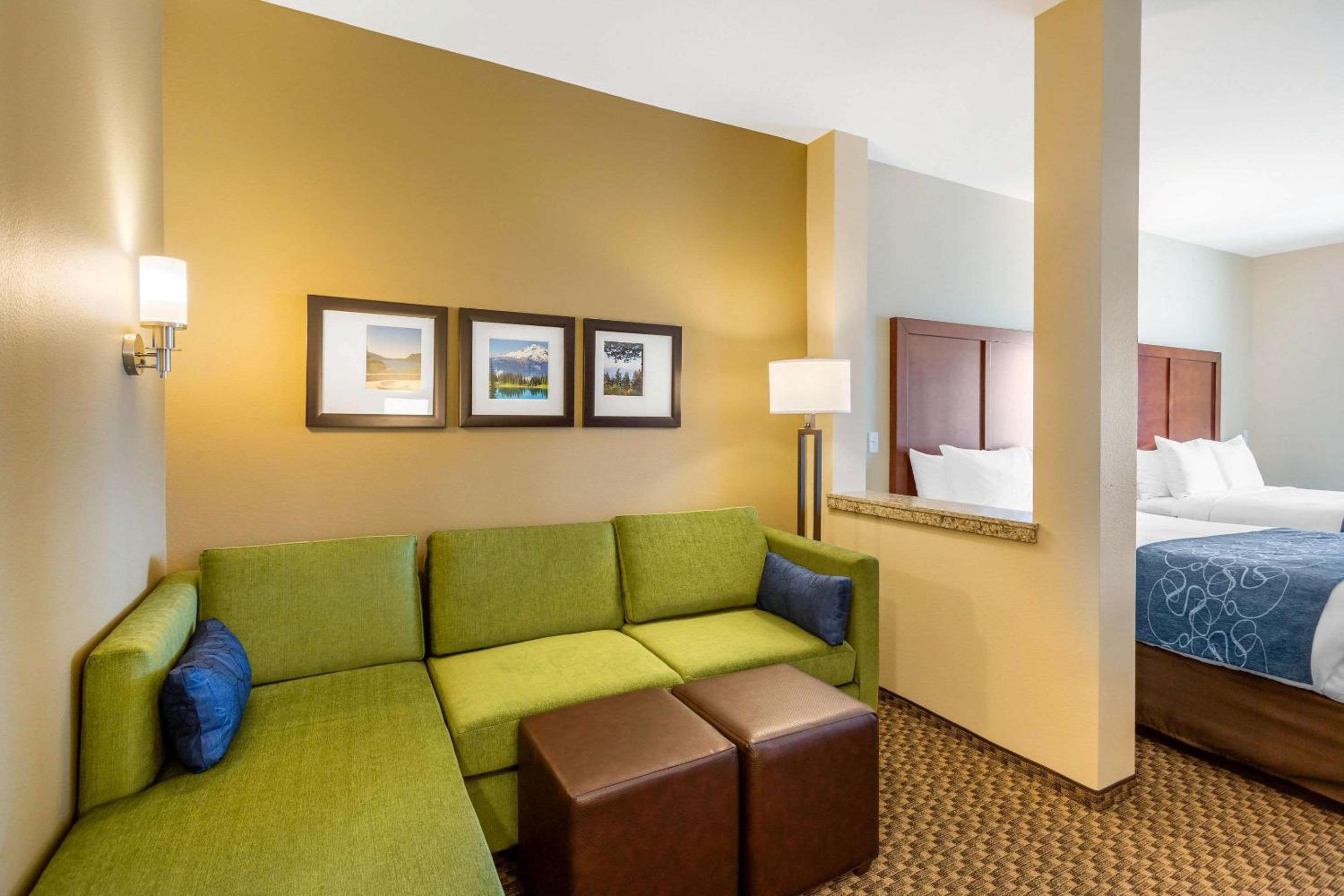 Queen Room with Two Queen Beds and Sofa Bed photo 2