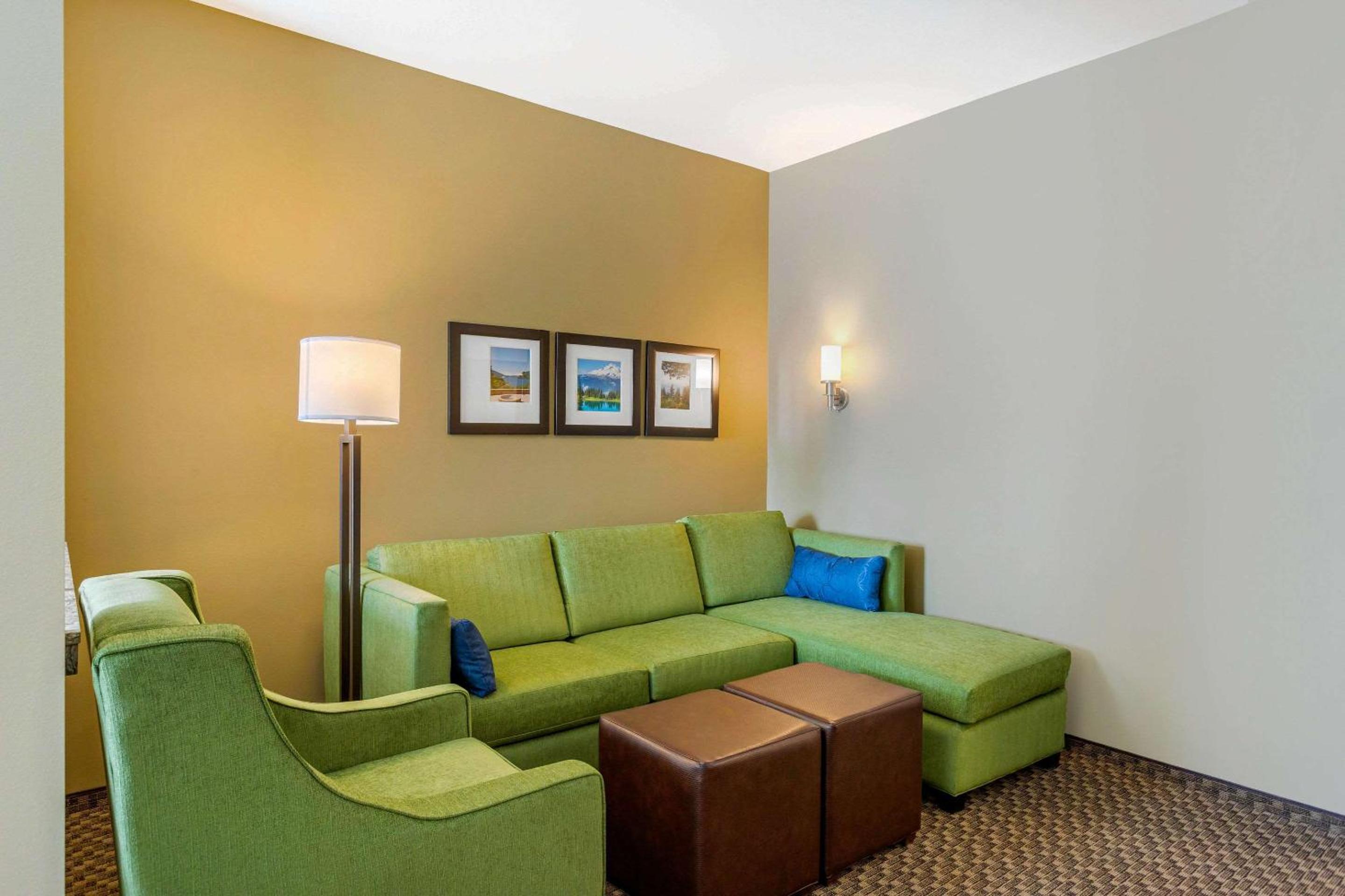Queen Suite with Two Queen Beds and Sofa Bed - Photo 2