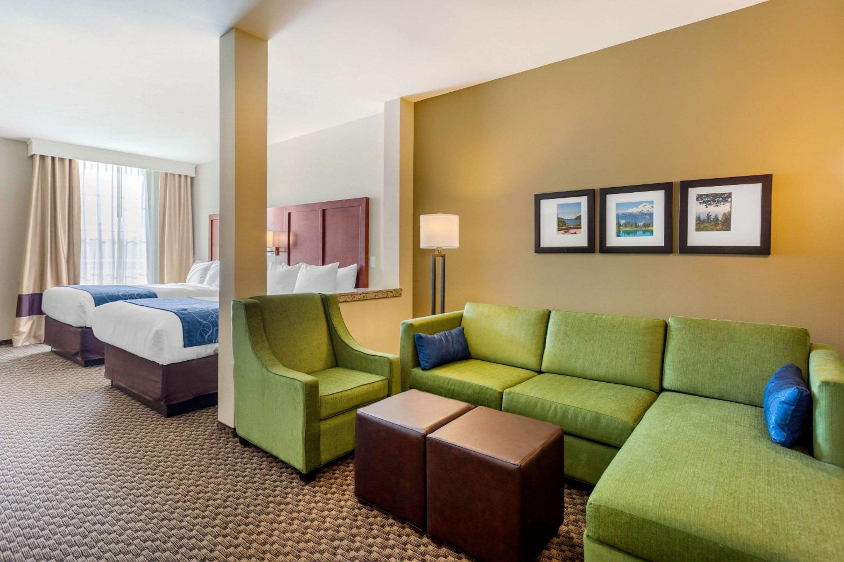 Queen Suite with Two Queen Beds and Sofa Bed - Photo 3