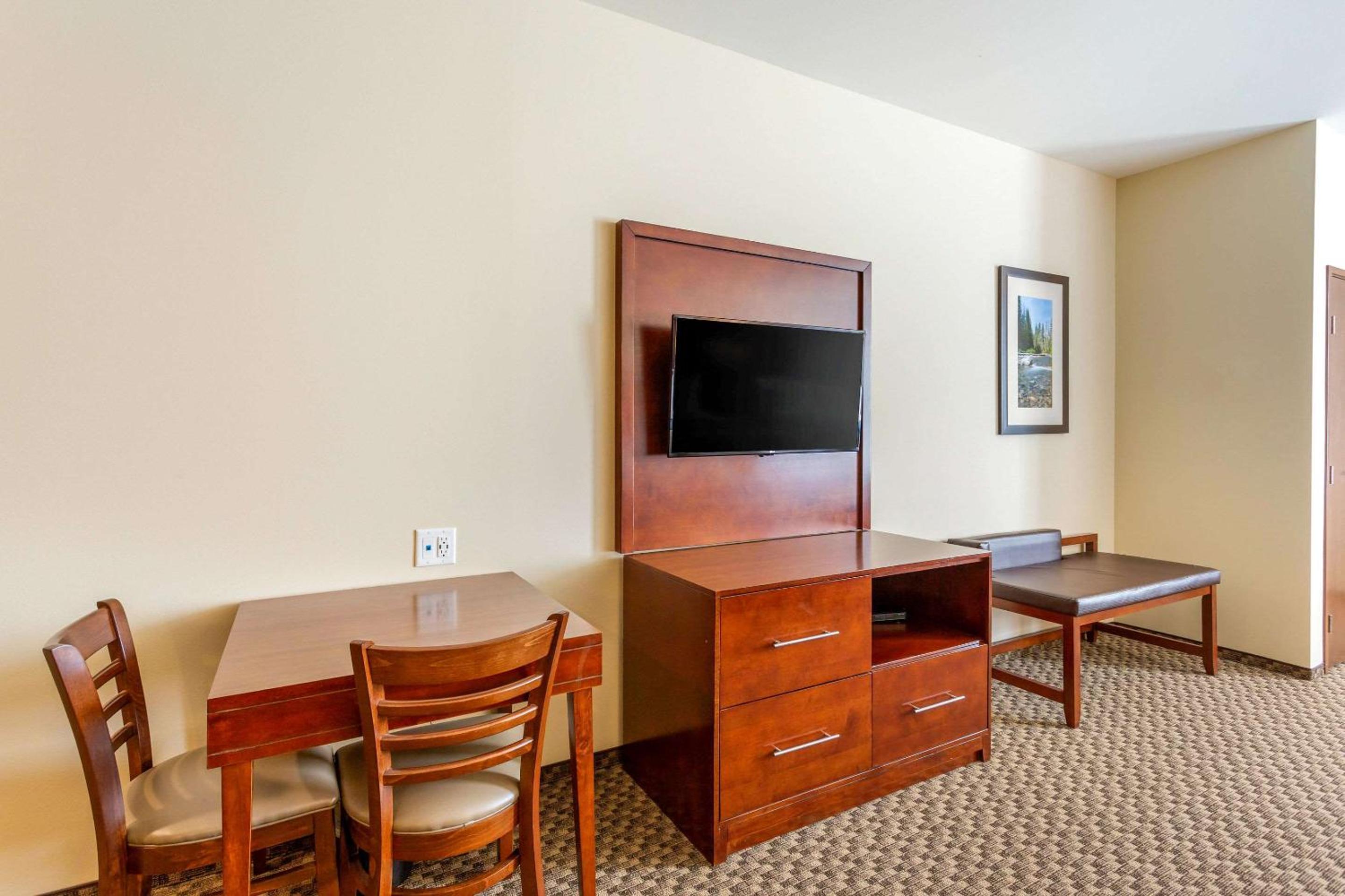 Queen Suite with Two Queen Beds and Sofa Bed - Photo 6