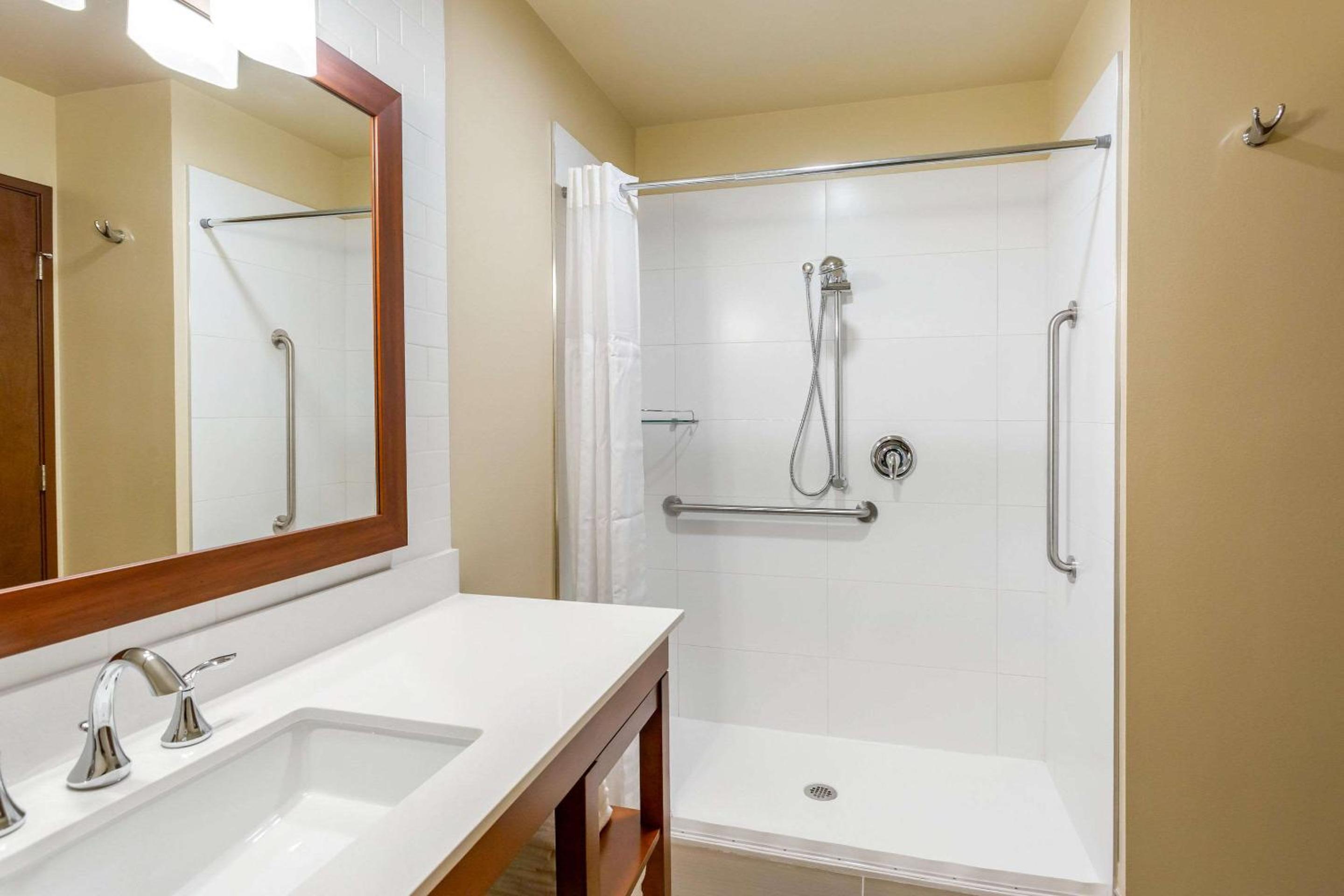 King Suite - Accessible/Non-Smoking - Photo 5