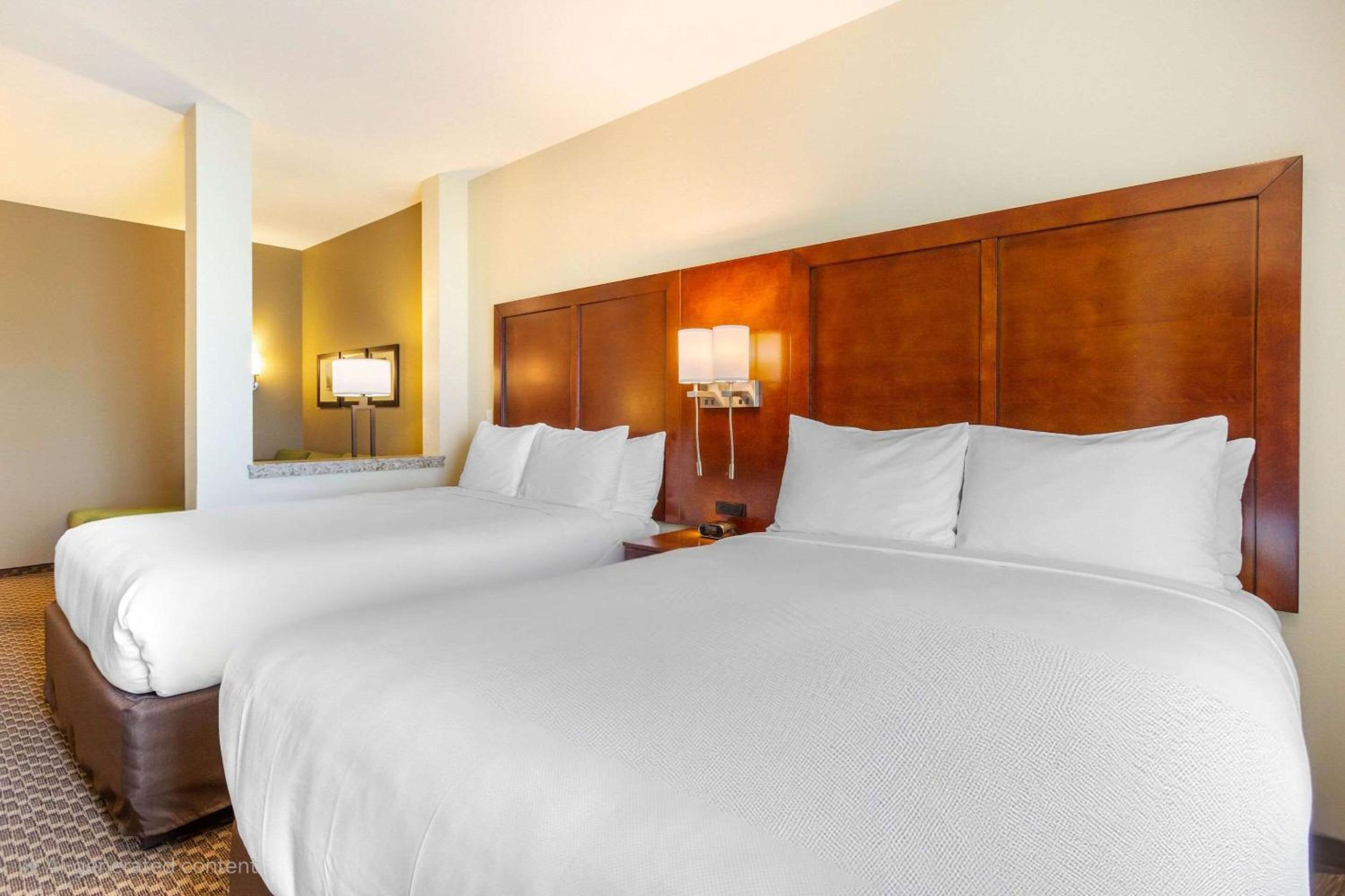 Queen Suite with Two Queen Beds - Accessible/Non-Smoking - Photo 2