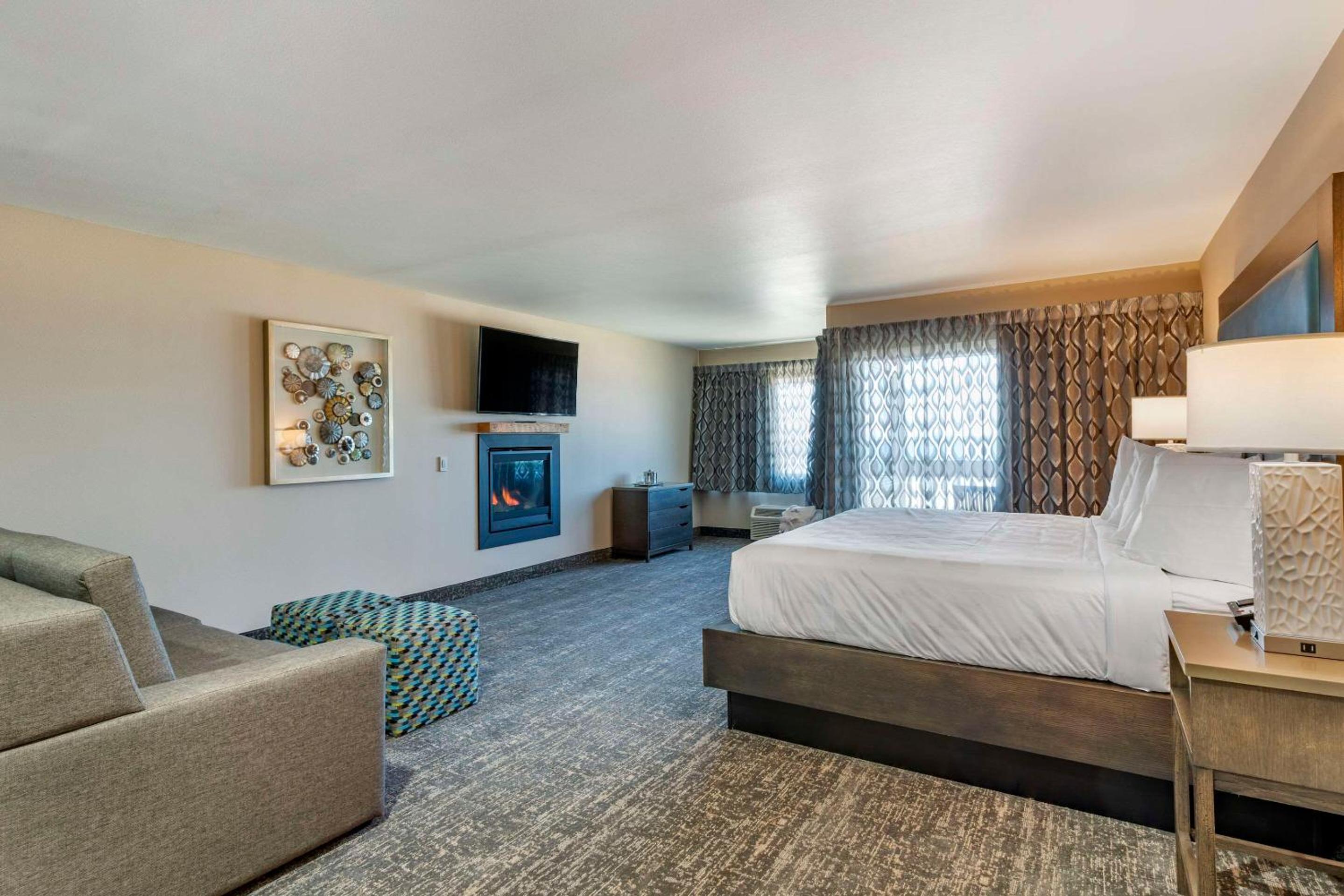 King Suite with Sofa Bed - Accessible/Non Smoking