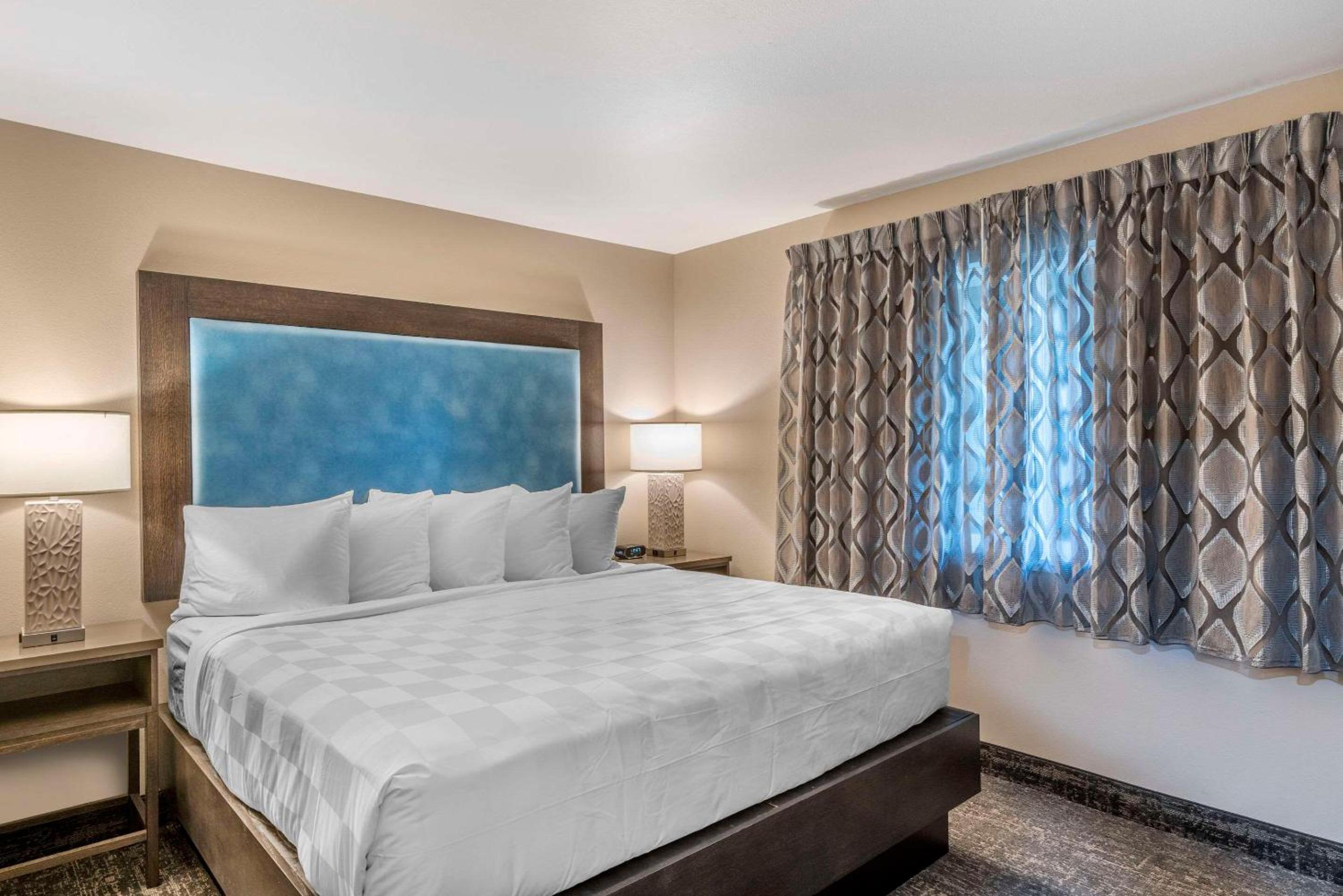 Efficiency Suite with One King and One Queen Beds - Non Smoking, photo 6