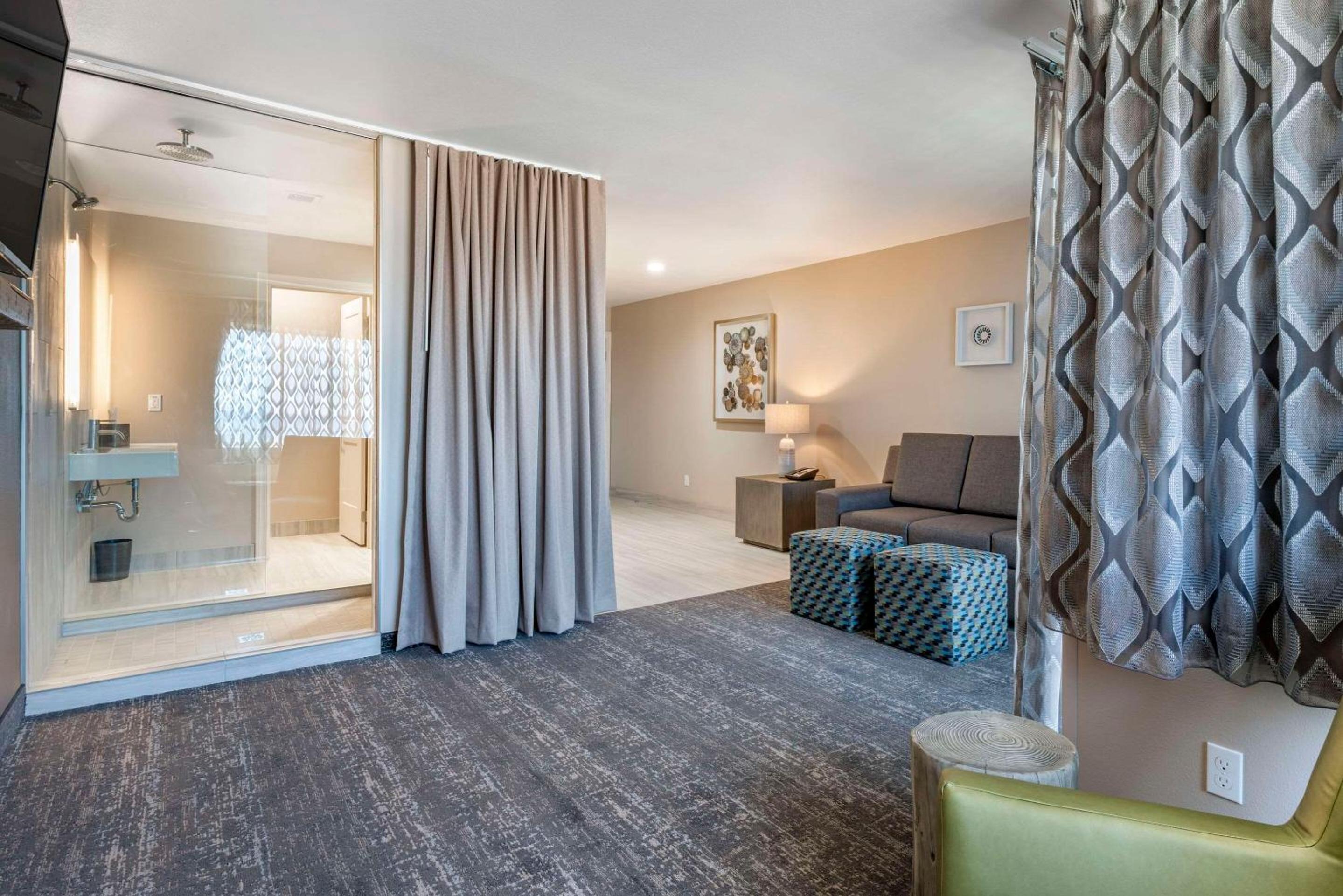 King Suite with Sofa Bed - Non Smoking photo 2