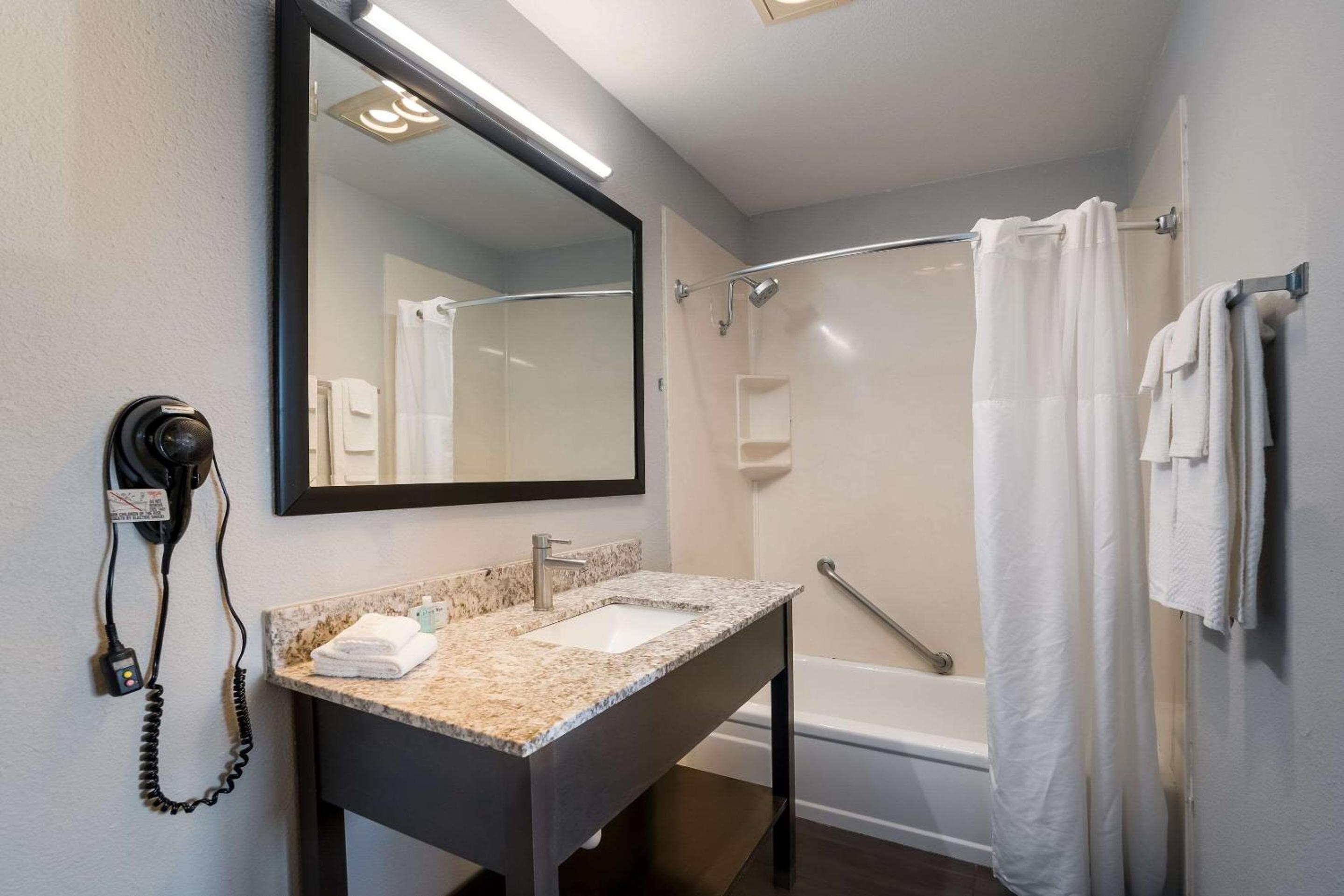 Queen Room with Two Queen Beds - 1st Floor - Disability Access/Non Smoking  - Photo 1