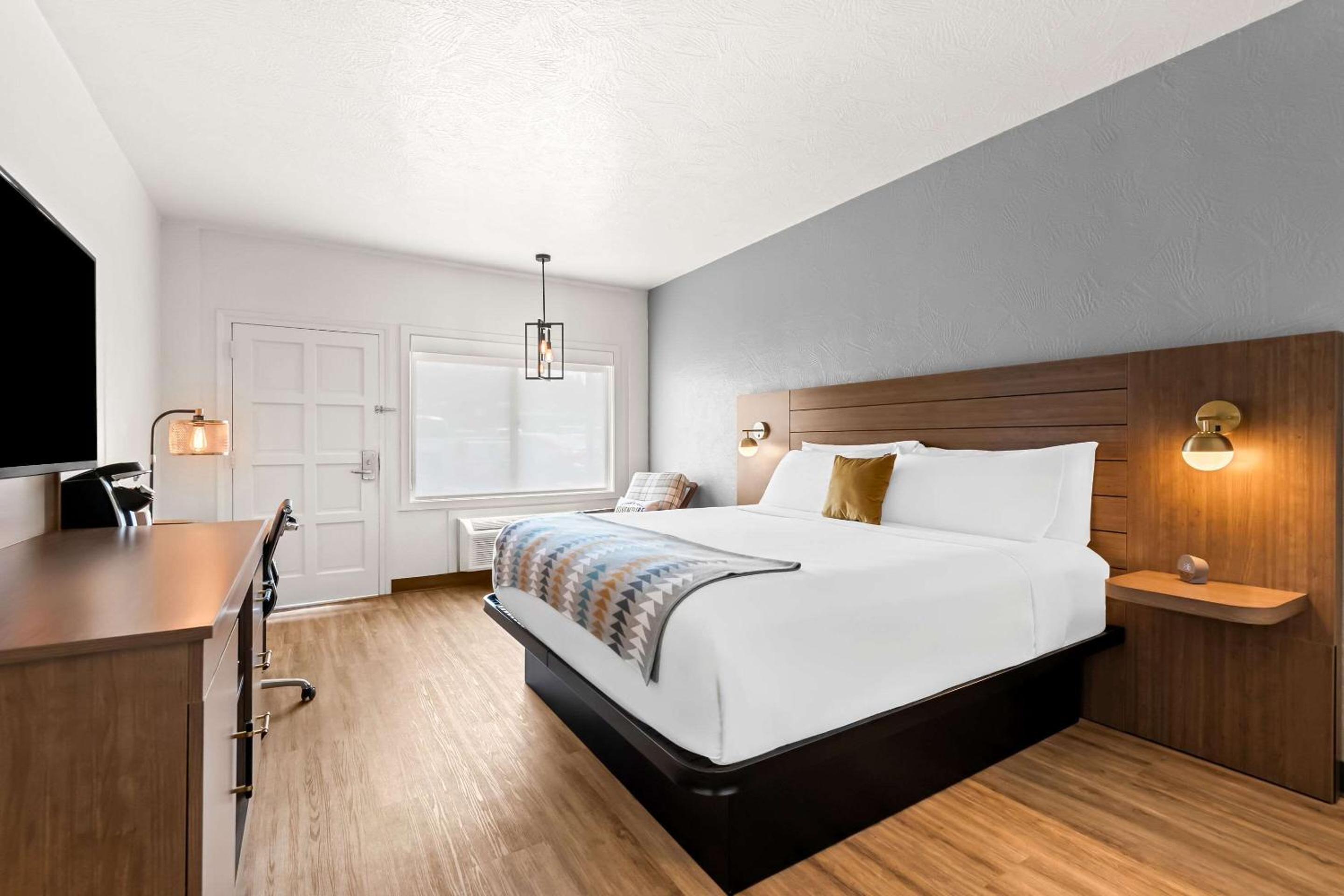 King Room with Tub - Disability Access/Non Smoking/Pet Friendly - Photo 1