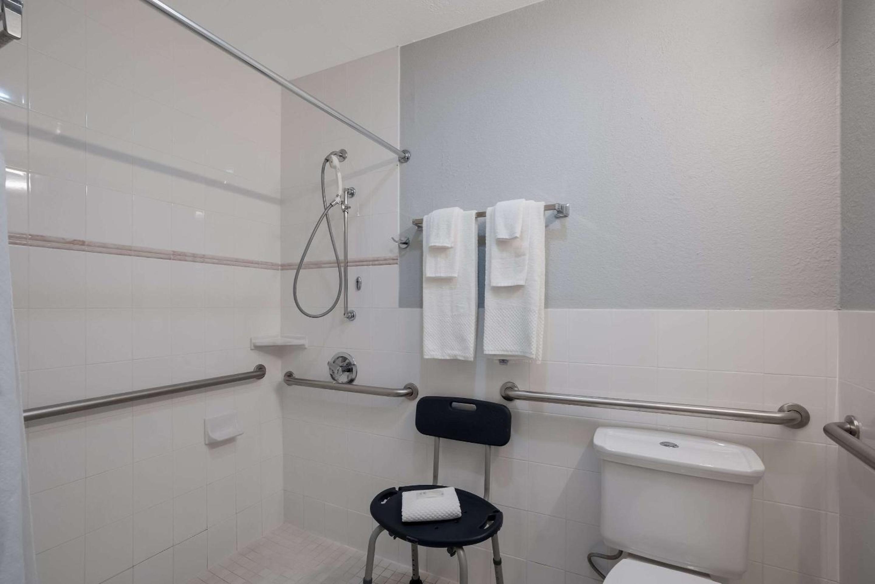 Queen Room with Two Queen Beds - 1st Floor - Disability Access/Non Smoking  - Photo 2