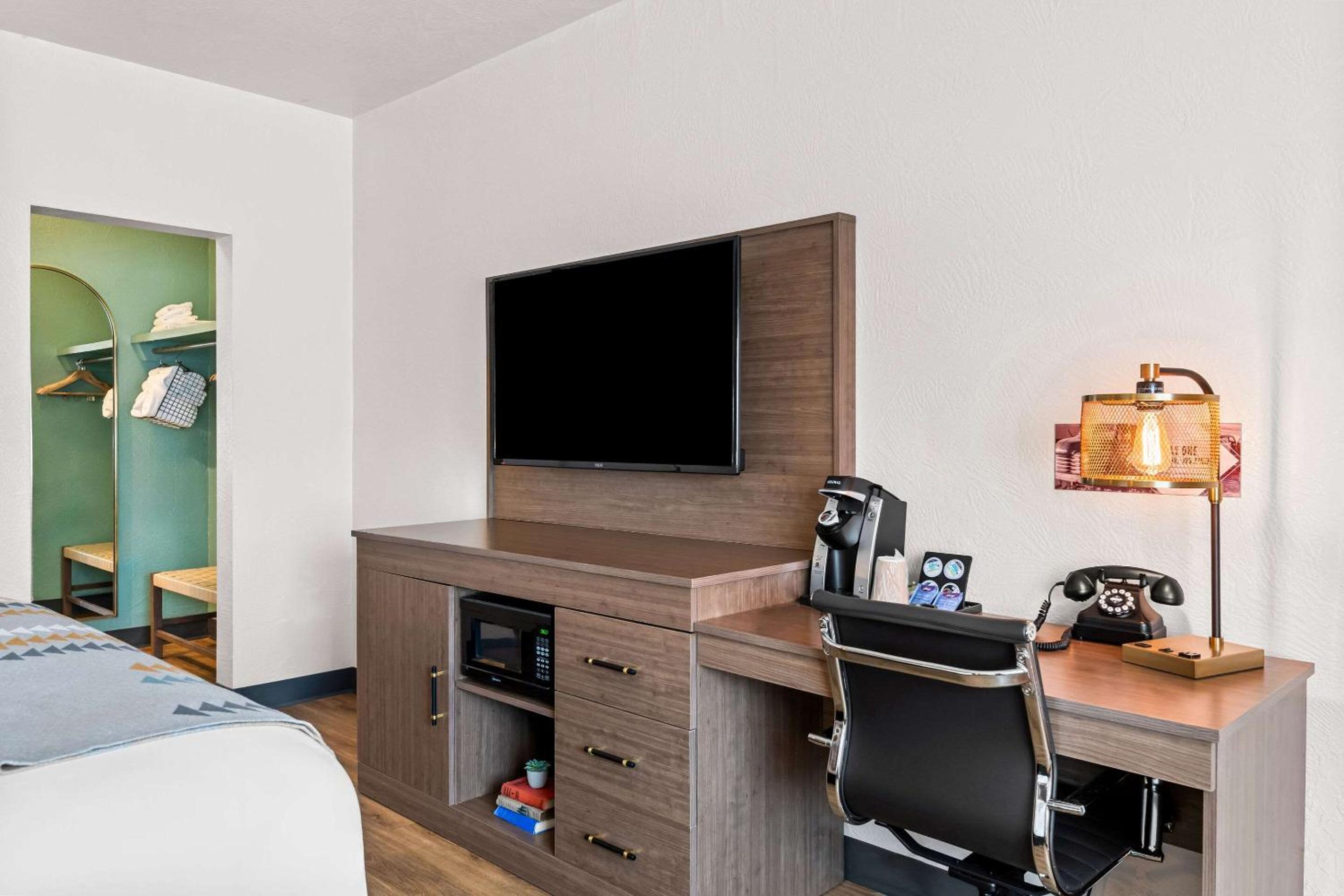 King Room - Non Smoking/Pet Friendly - Photo 3