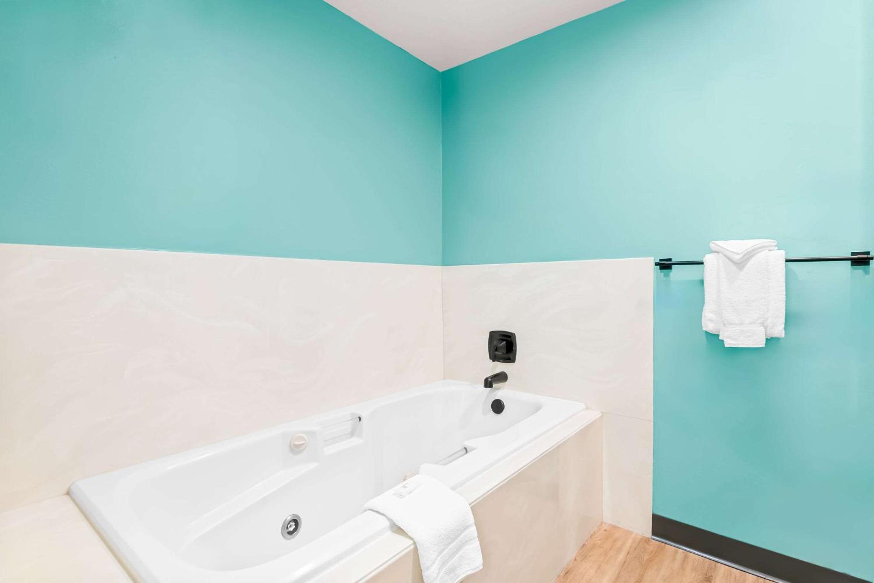 One Room Suite - Non Smoking/Pet Friendly - Photo 2