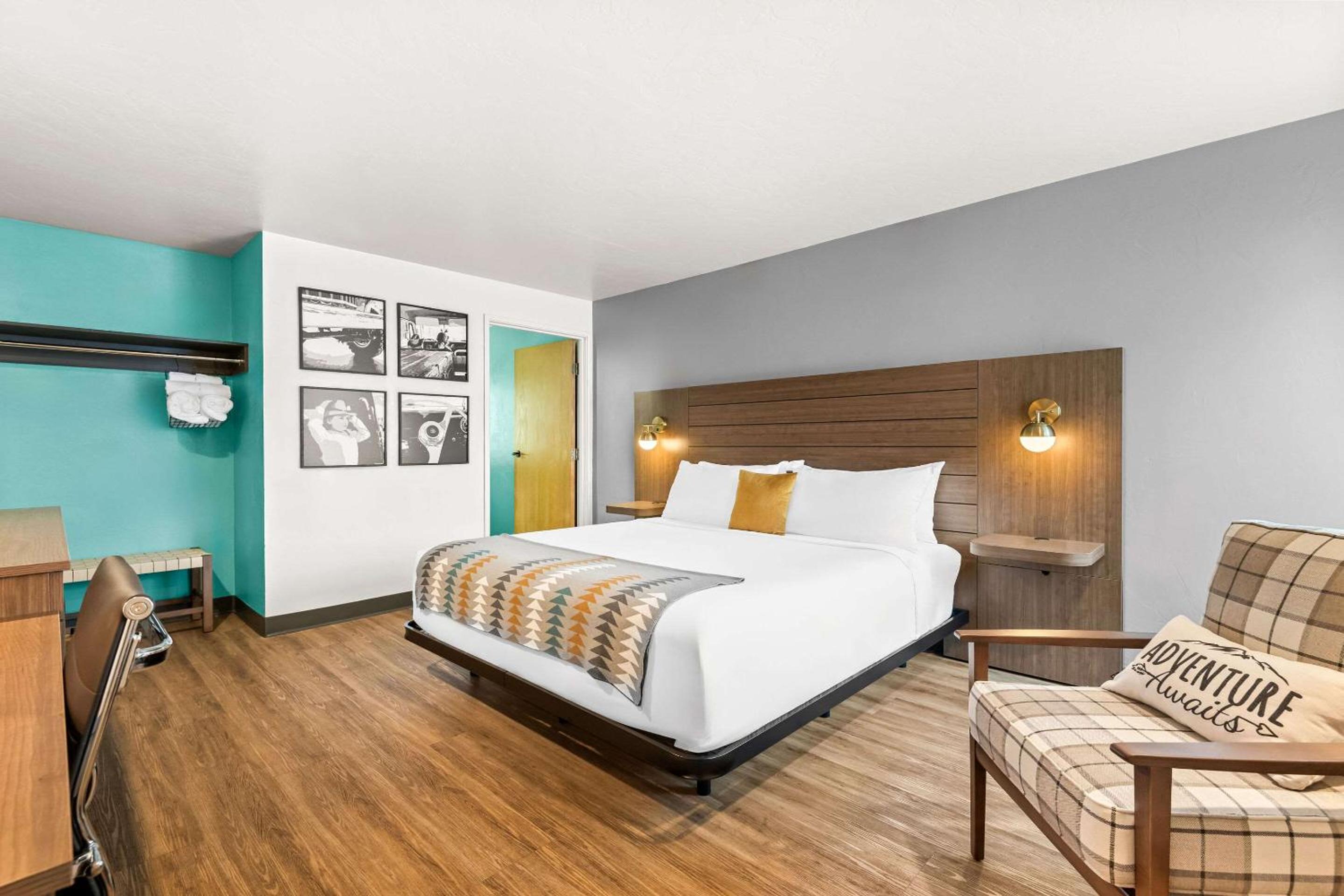 King Room with Tub - Disability Access/Non Smoking/Pet Friendly - Photo 2