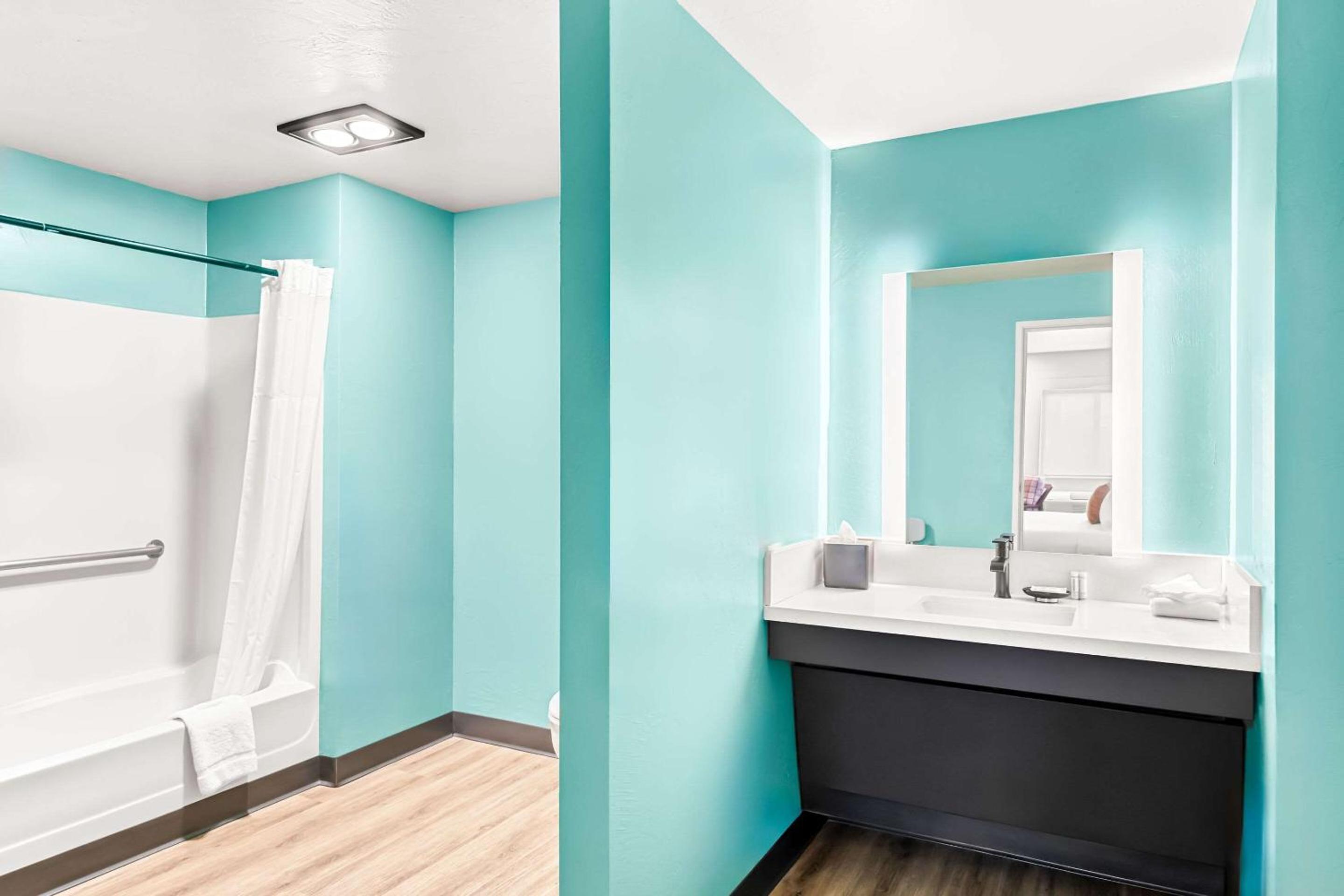 King Room with Tub - Disability Access/Non Smoking/Pet Friendly - Photo 3