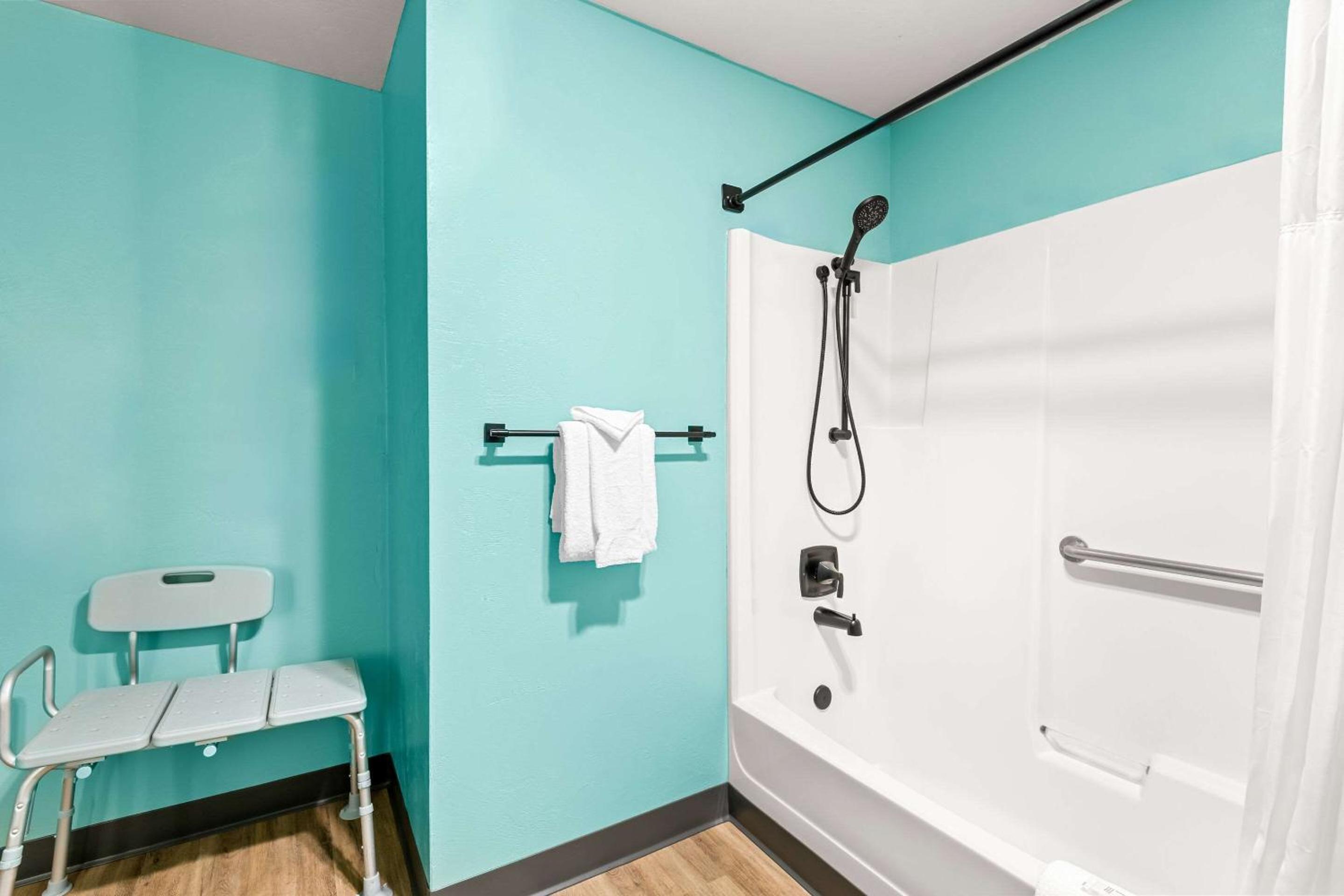 King Room with Tub - Disability Access/Non Smoking/Pet Friendly - Photo 4