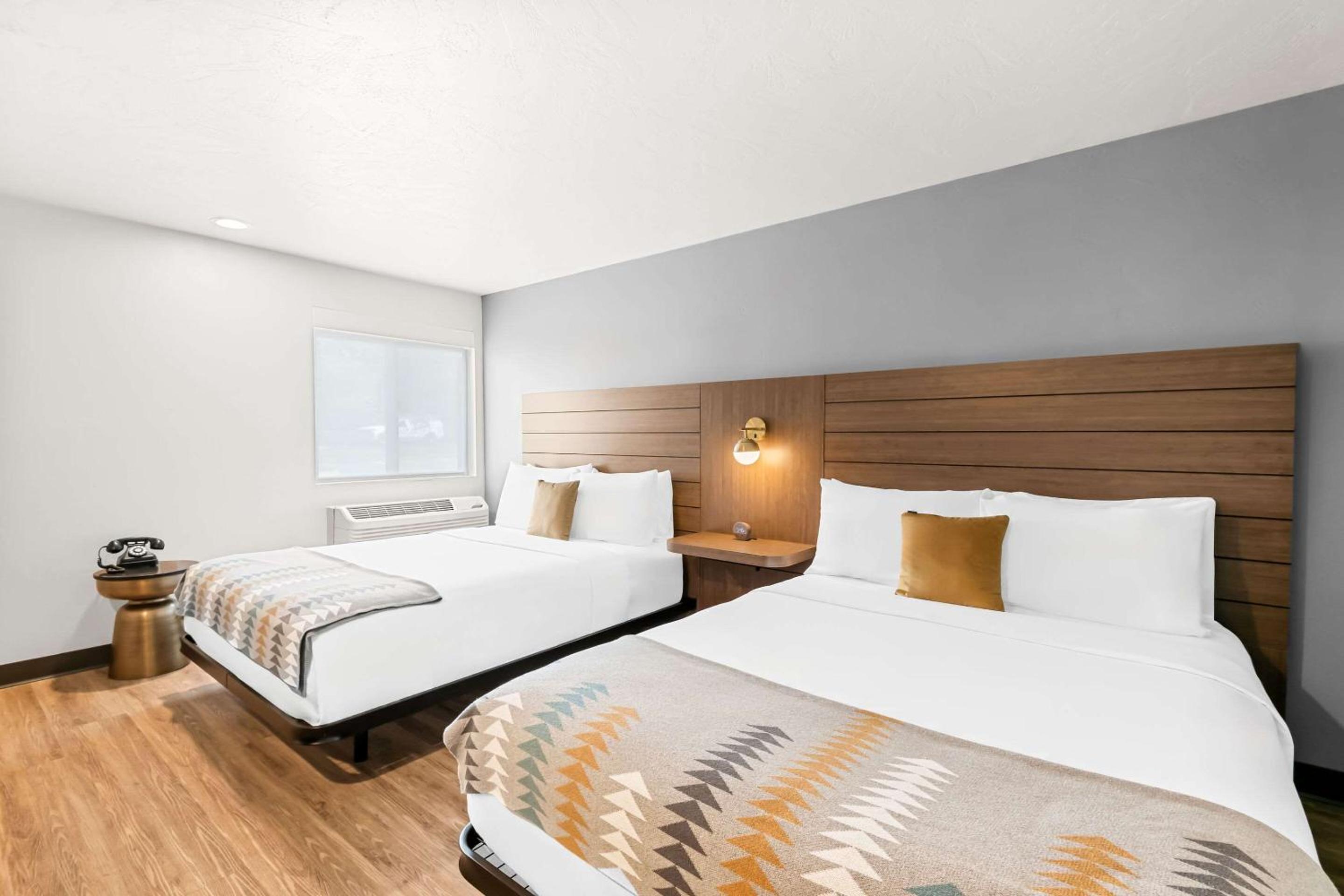Quadruple Room with Two Queen Beds - Non Smoking/Pet Friendly - Photo 3