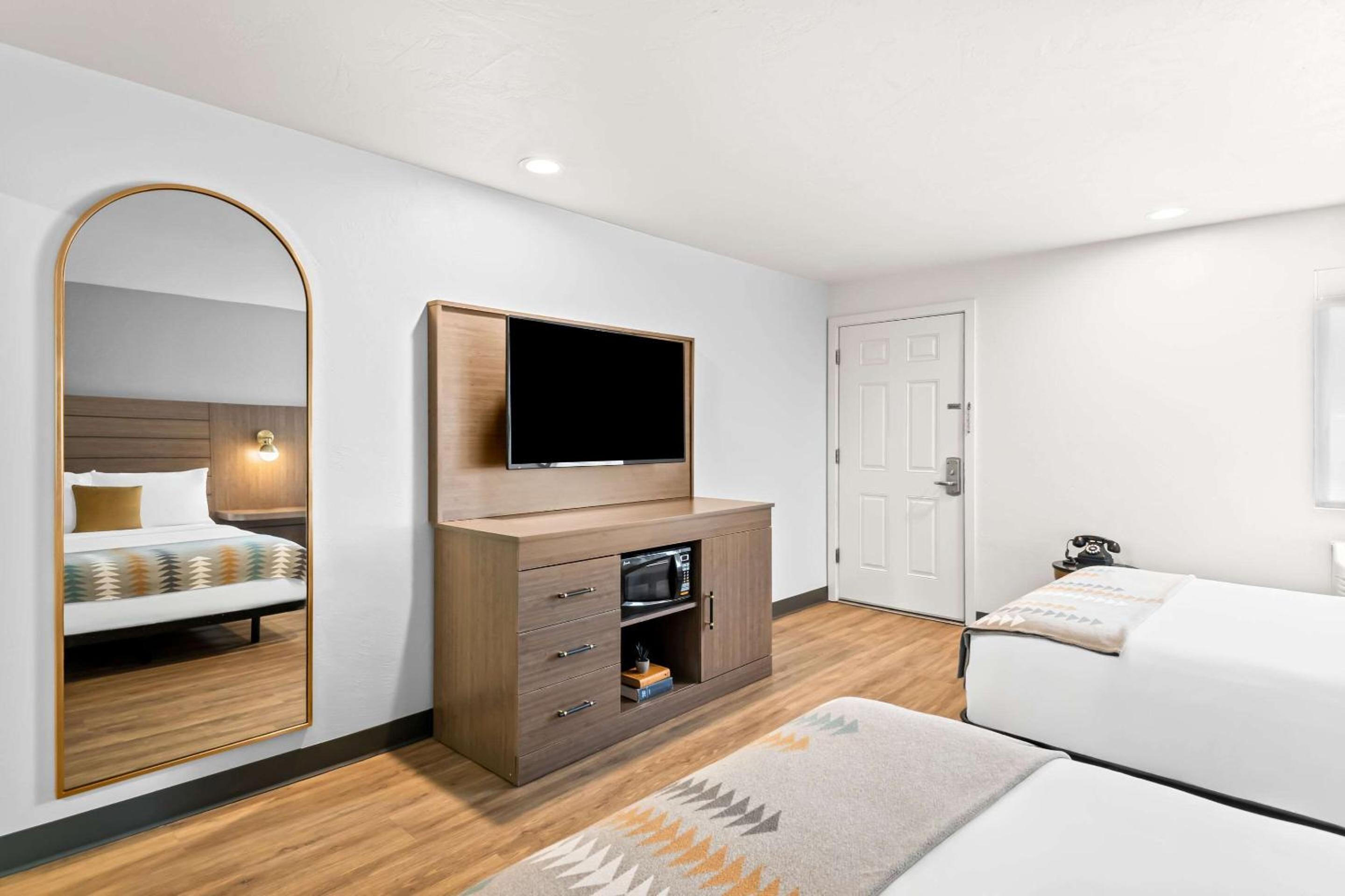 Quadruple Room with Two Queen Beds - Non Smoking/Pet Friendly - Photo 4