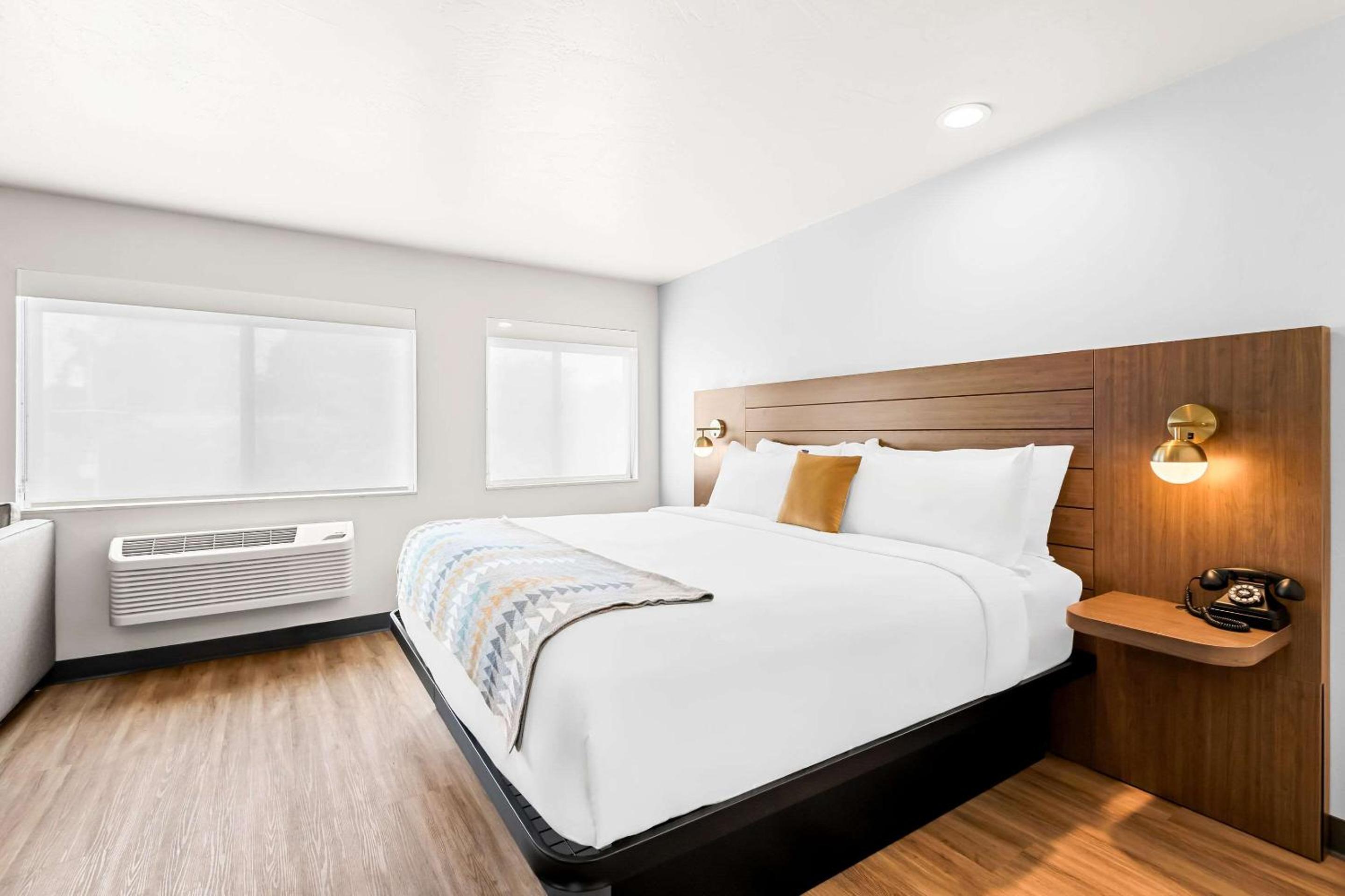 One Room Suite - Non Smoking/Pet Friendly - Photo 3