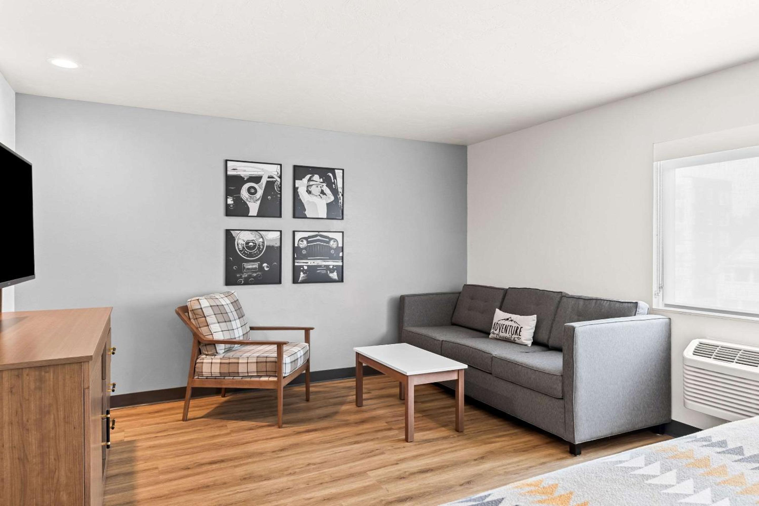One Room Suite - Non Smoking/Pet Friendly - Photo 4